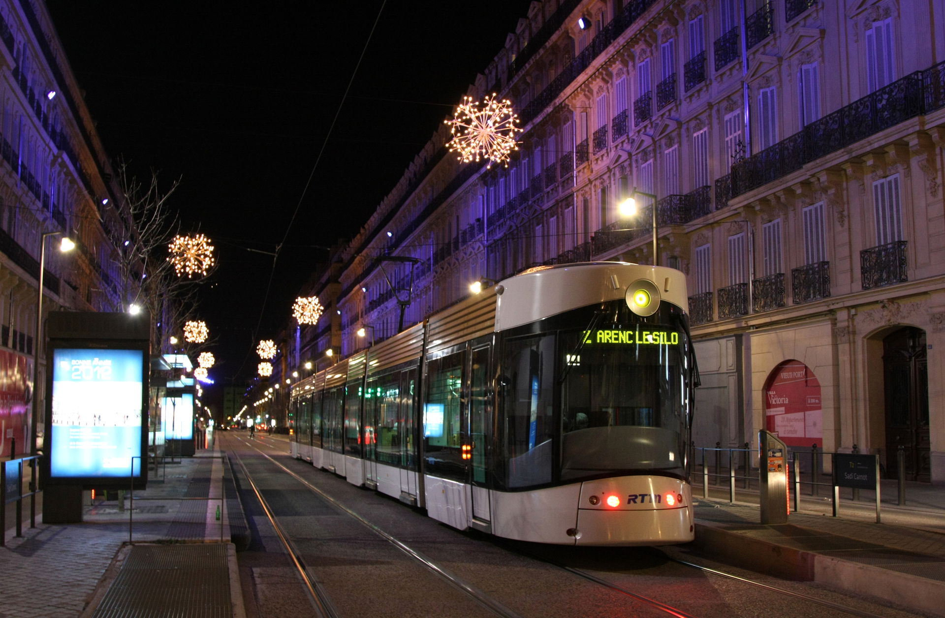 A tramway stopped at Sadi Carnot station in Marseille.