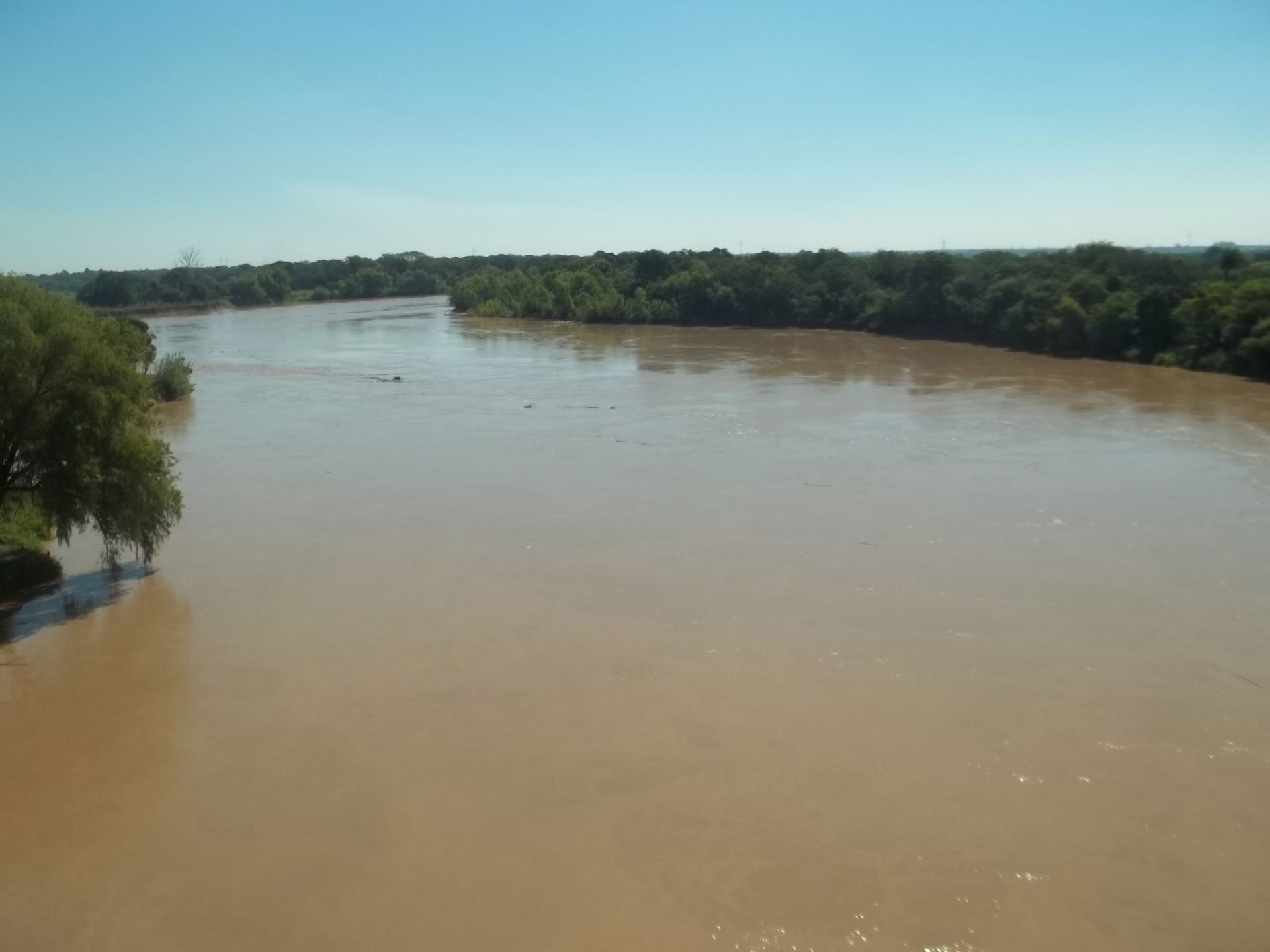Vista del río Bermejo hacia el norte del puente General Mansill…