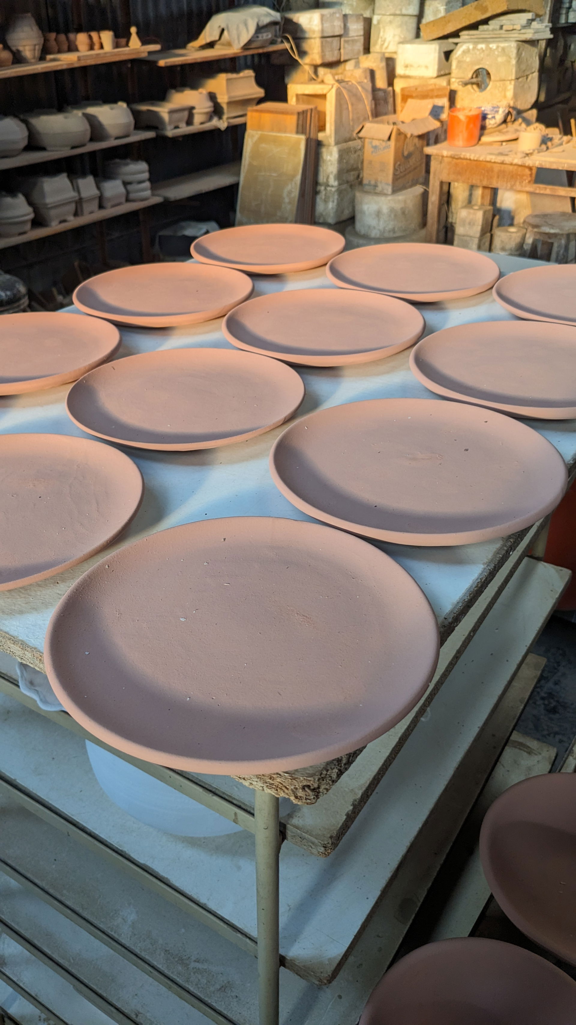 Platos hechos en tarraja, con esmalte crudo listos para ser hor…