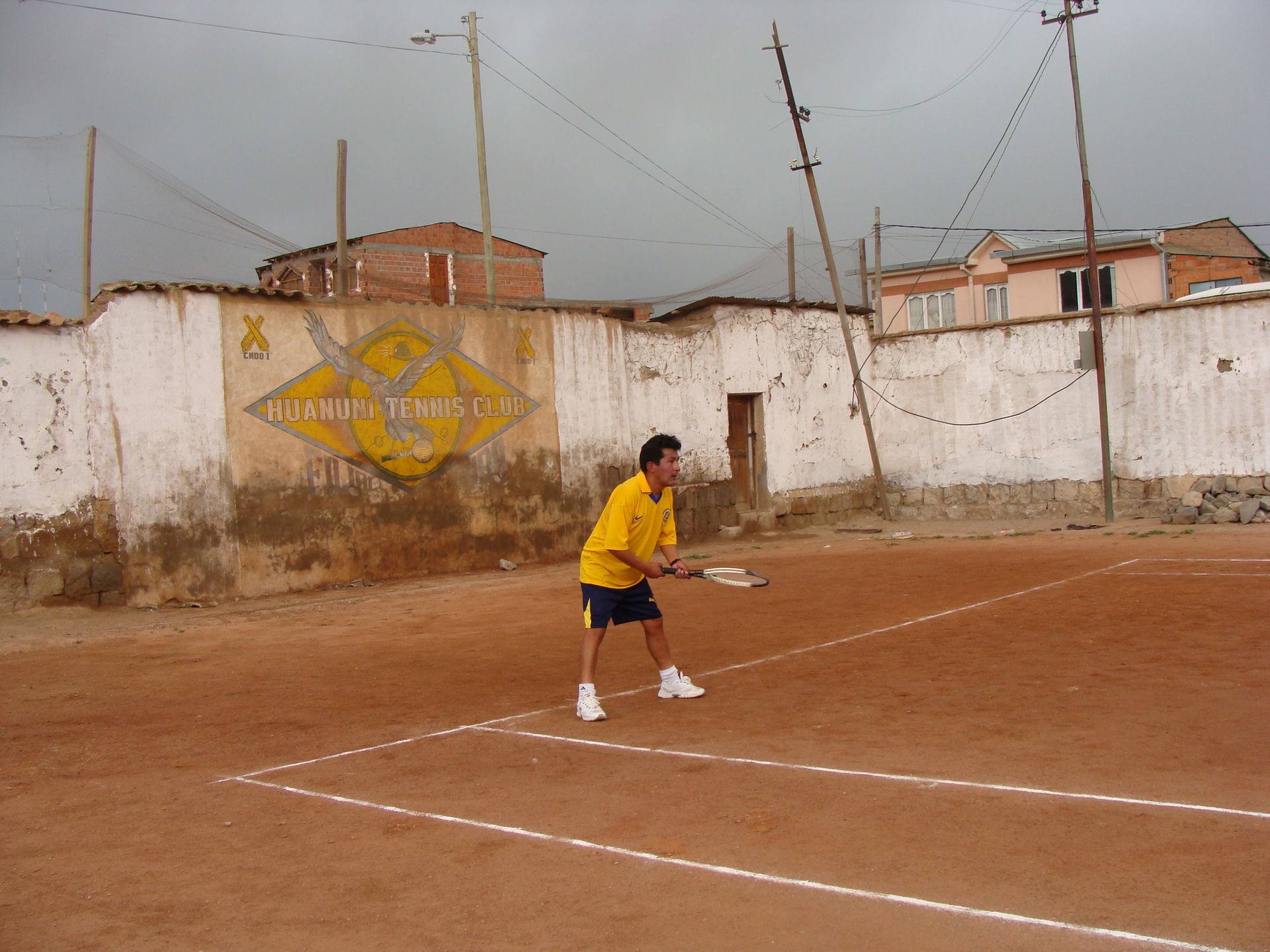 Jugador en la cancha de tenis de Huanuni, Oruro