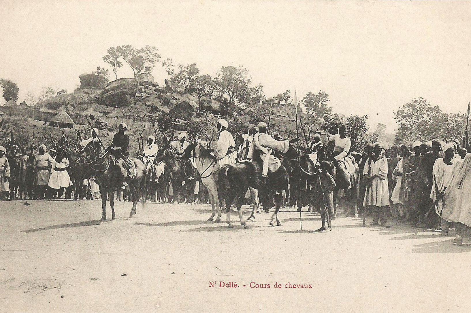 N'Dellé. Cours[e] de chevaux.
Carte postale ancienne, sans indi…