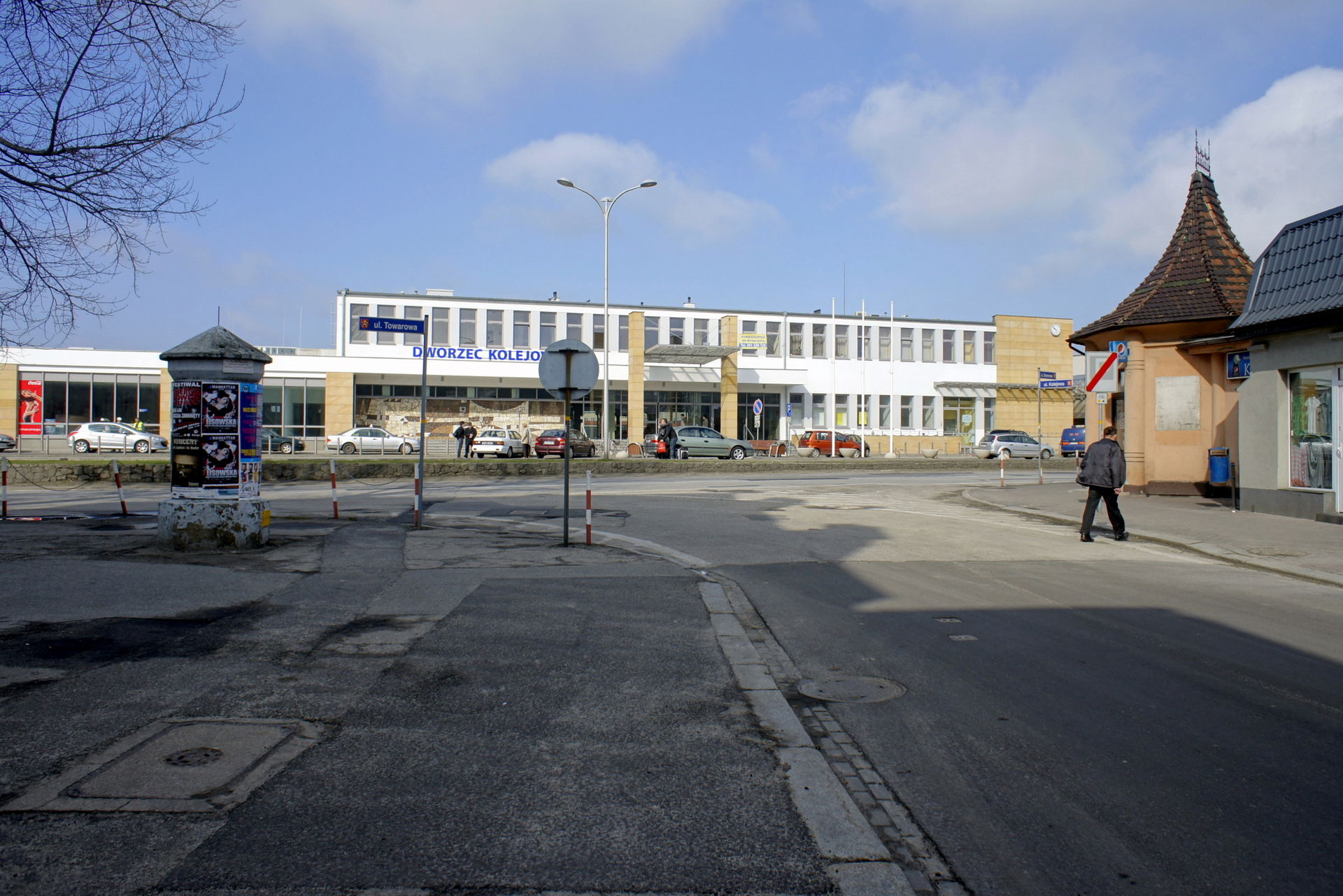 Stacja kolejowa w Ostrowie po remoncie ( zakończonym w 2011 r. )