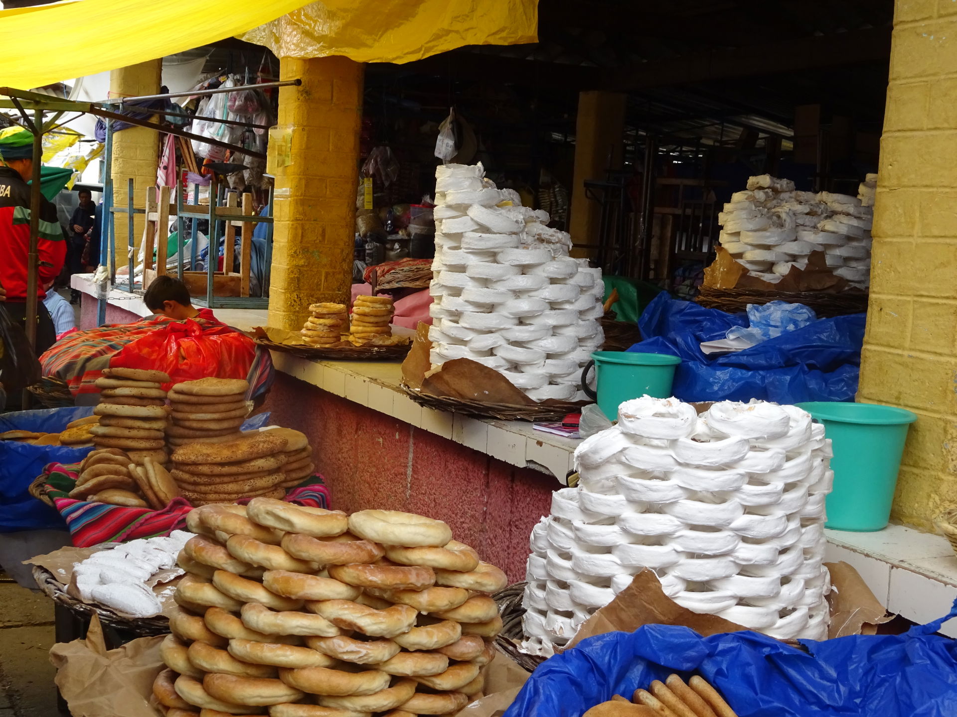Venta de rosquetes y panes tradicionales en el Mercado Central …