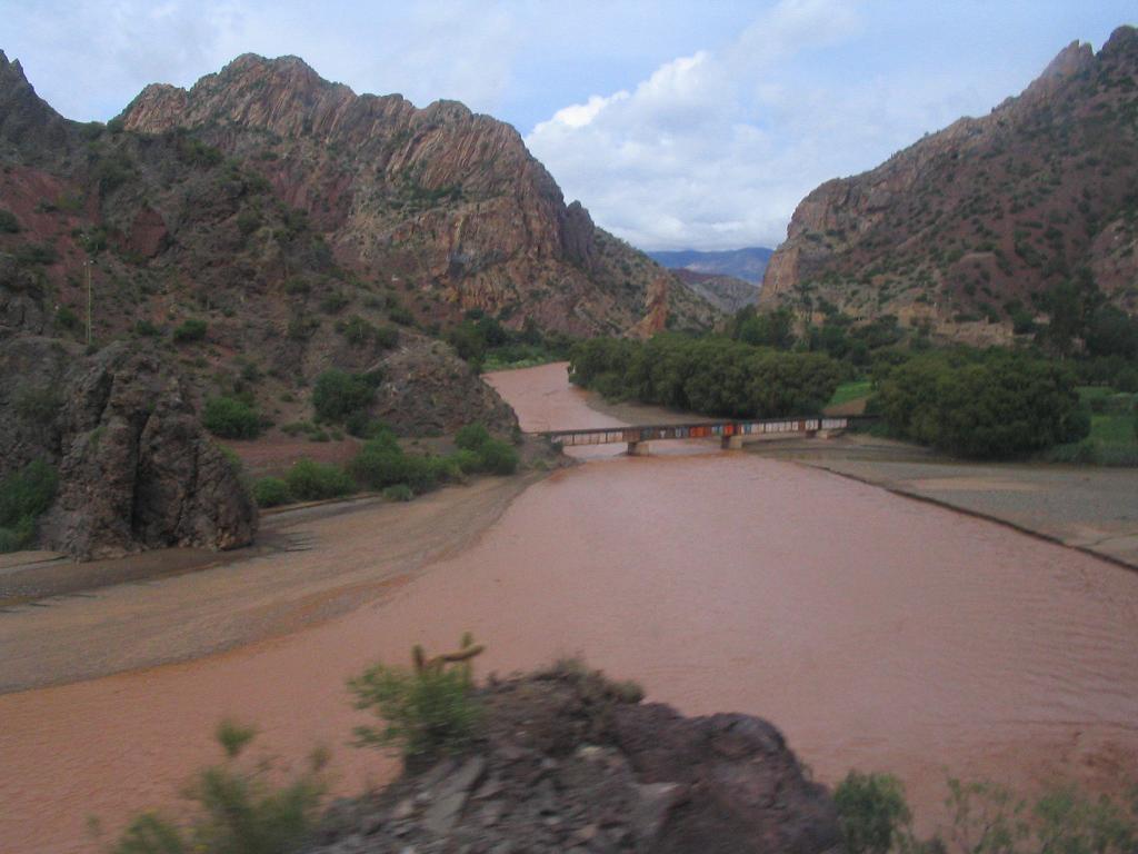 Un río enorme, barroso. Un puente bajo.
En días de lluvia, dec…