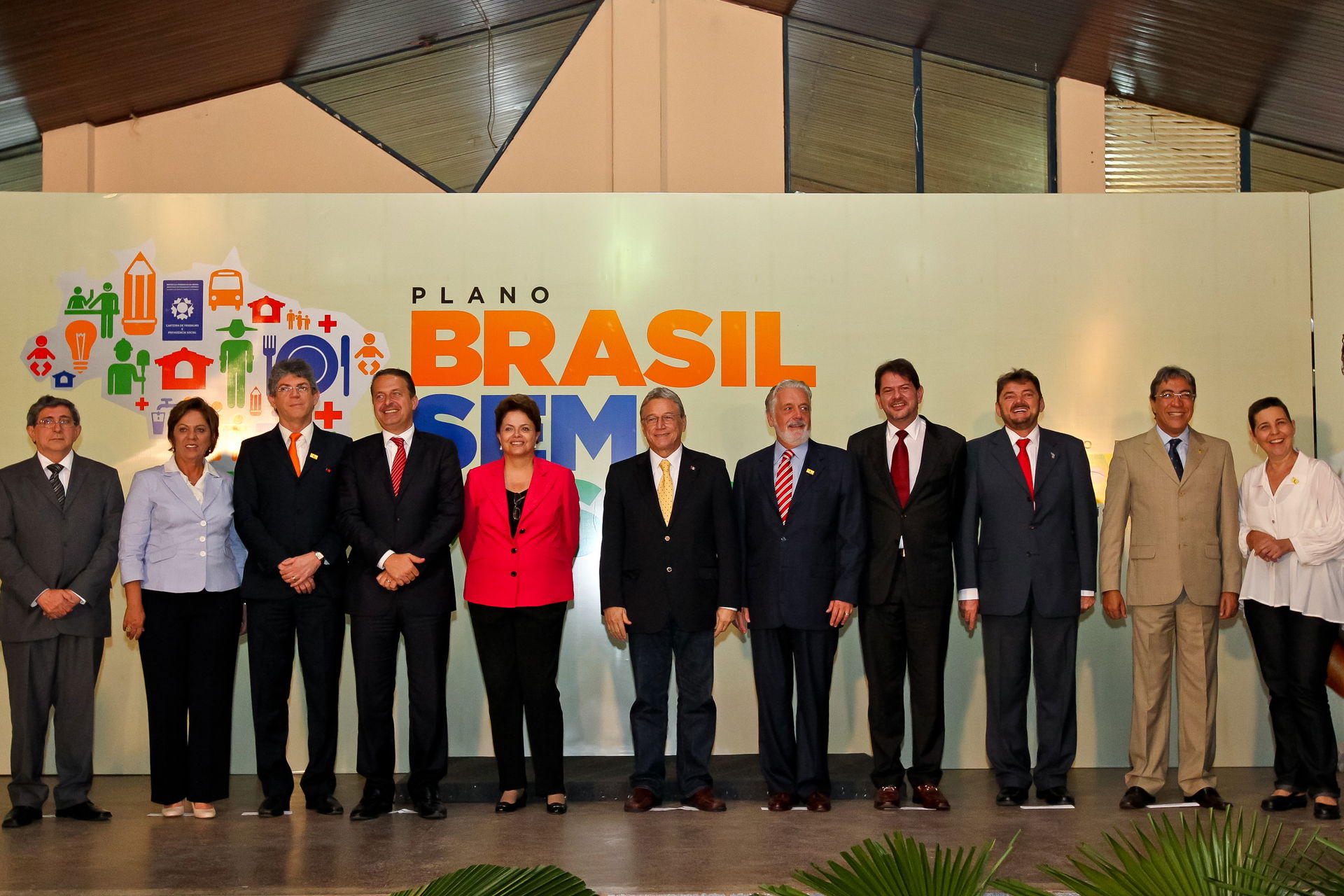 Presidenta Dilma Rousseff posa para foto oficial com governador…