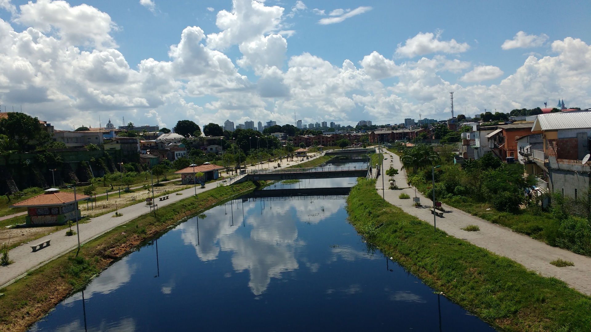 Igarapé do Mestre Chico desde o ponte Benjamim Constant no bair…