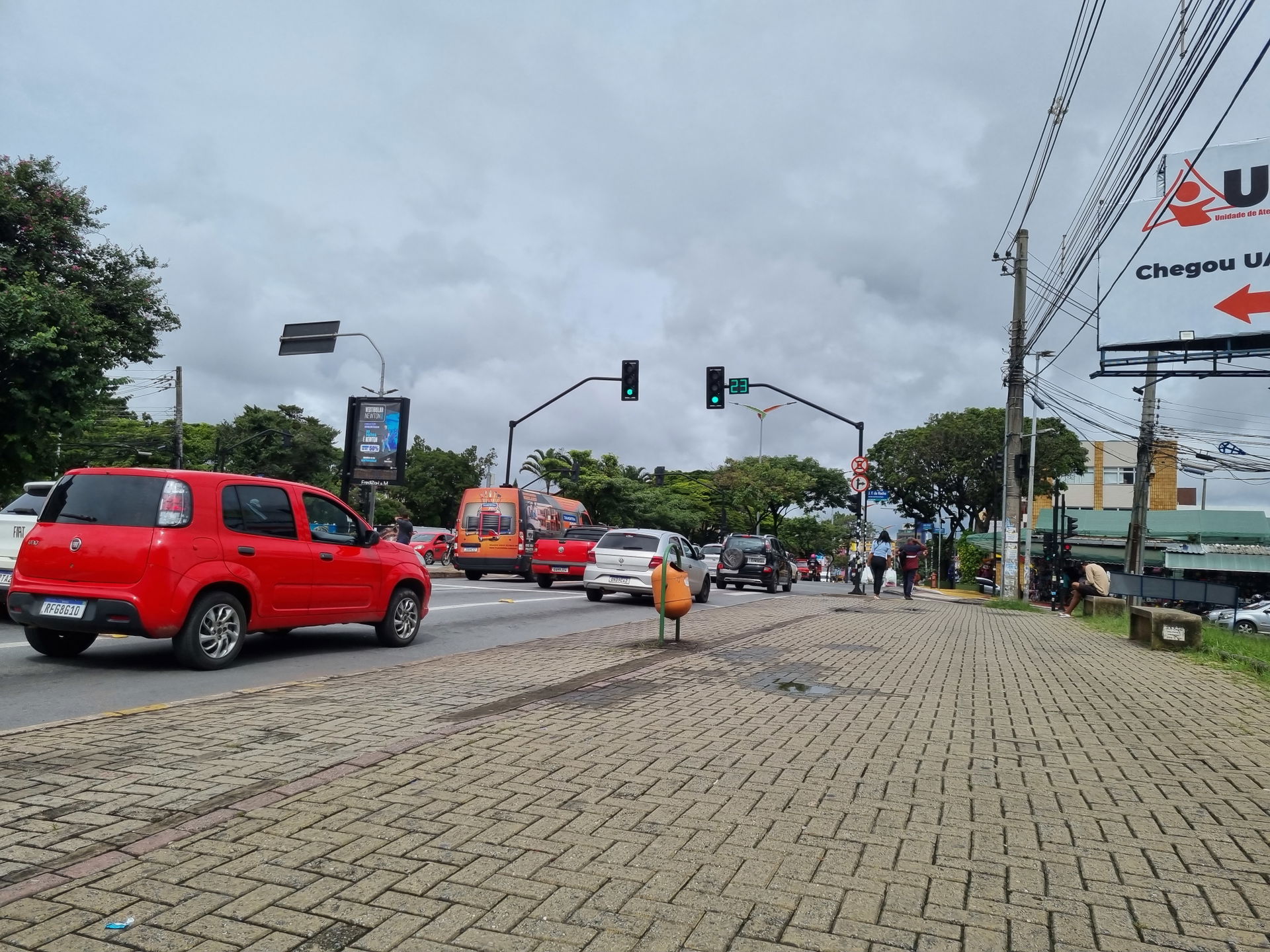 Avenida João César de Oliveira no bairro Eldorado em Contagem.