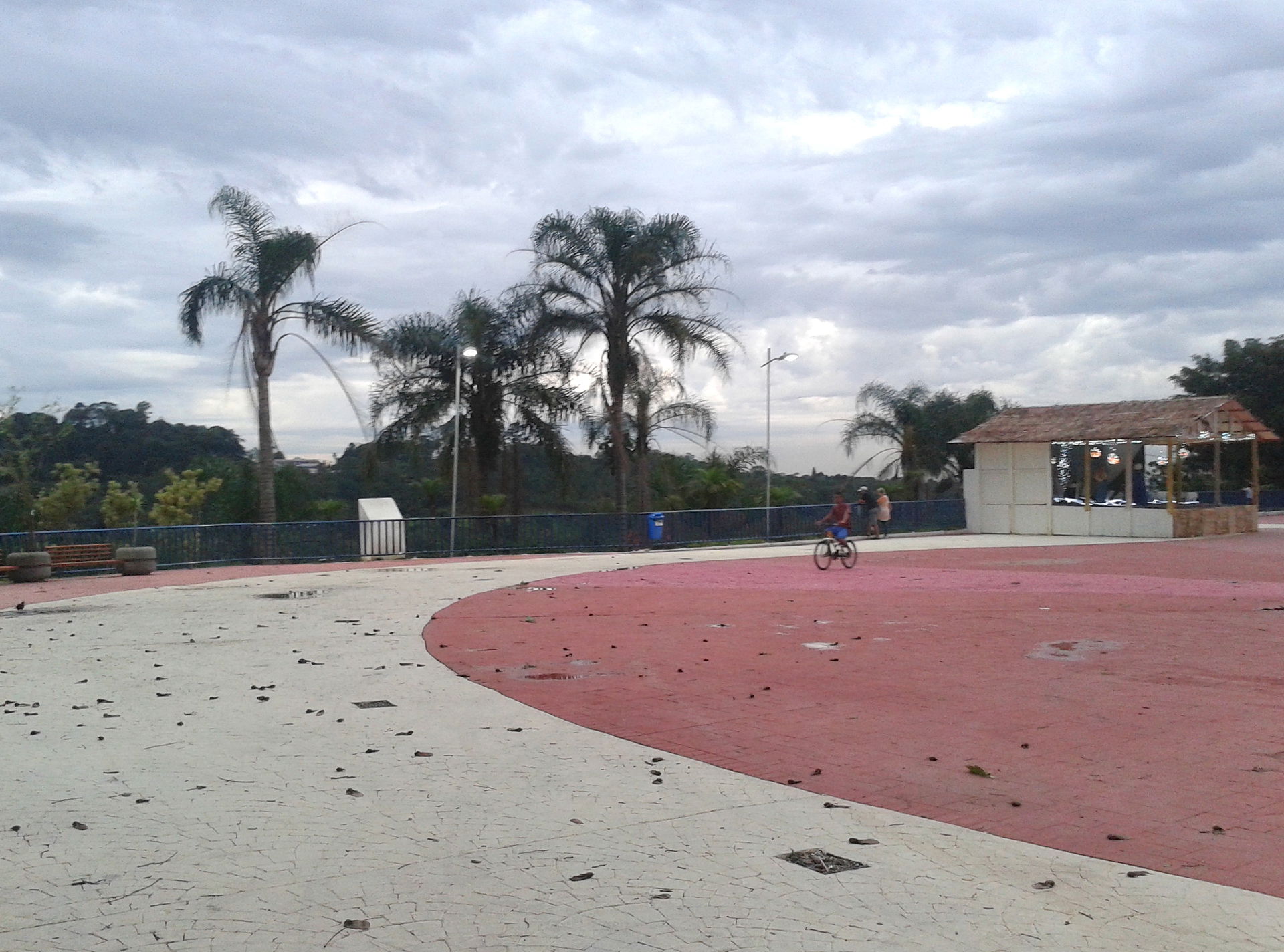 Praça da Matriz, no centro de Cotia, SP, Brasil.