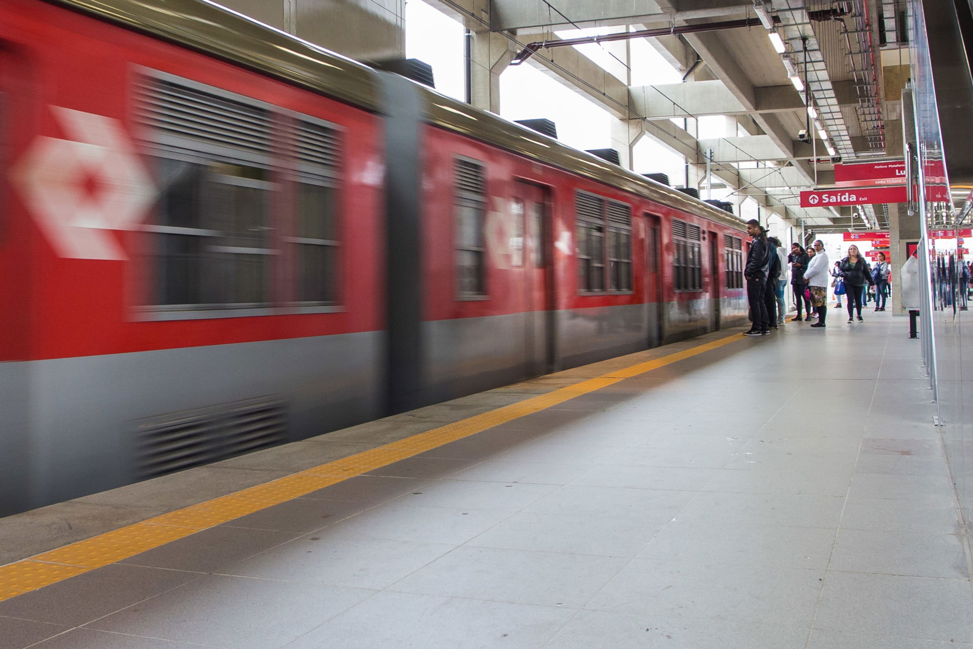 Trem partindo da plataforma da estação Ferraz de Vasconcelos.