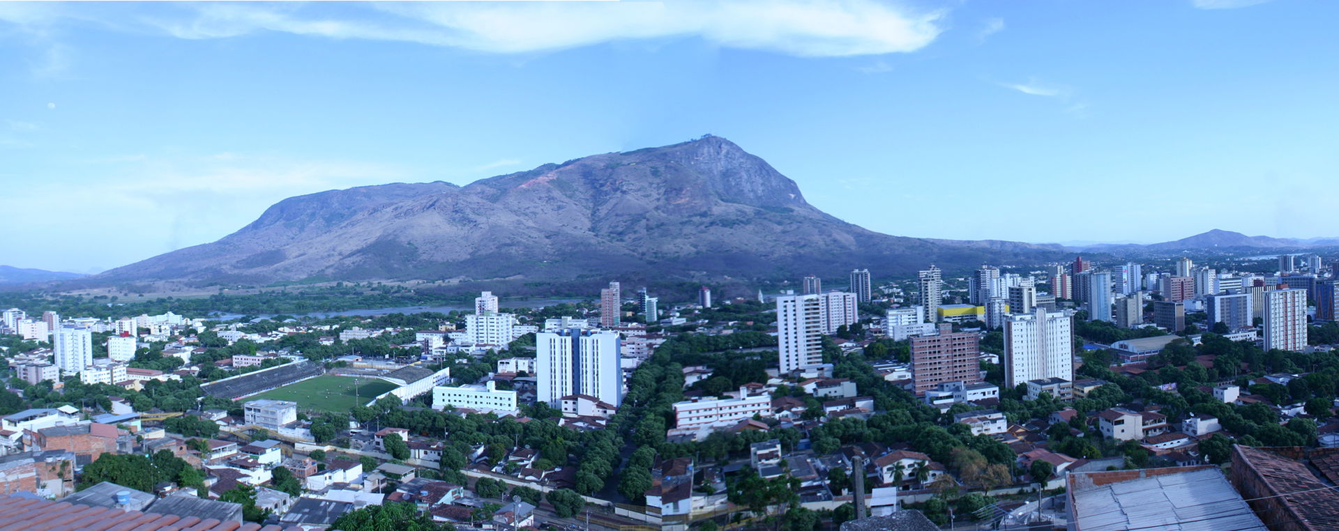 Governador Valadares-MG com Pico do Ibituruna ao fundo