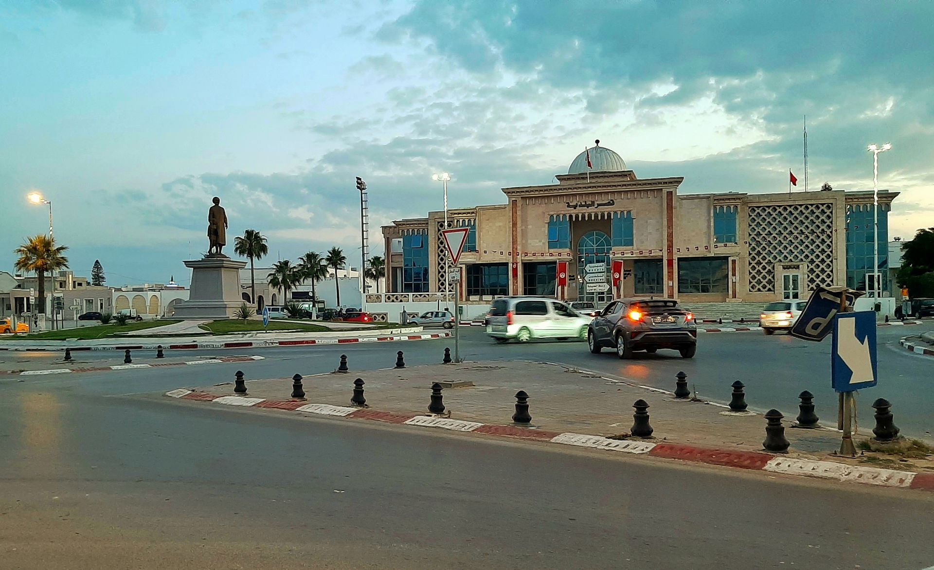 Vue sur la place devant l'hôtel de ville de Ksar Vellal avec la…