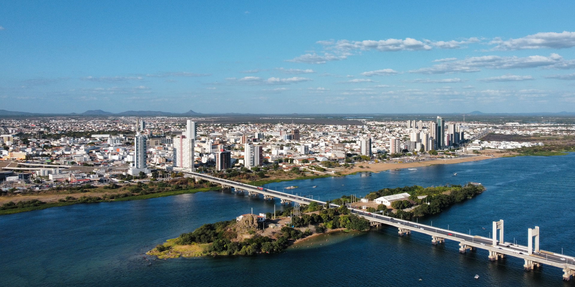 Vista aérea lateral de Petrolina com a ilha do Fogo ao centro.