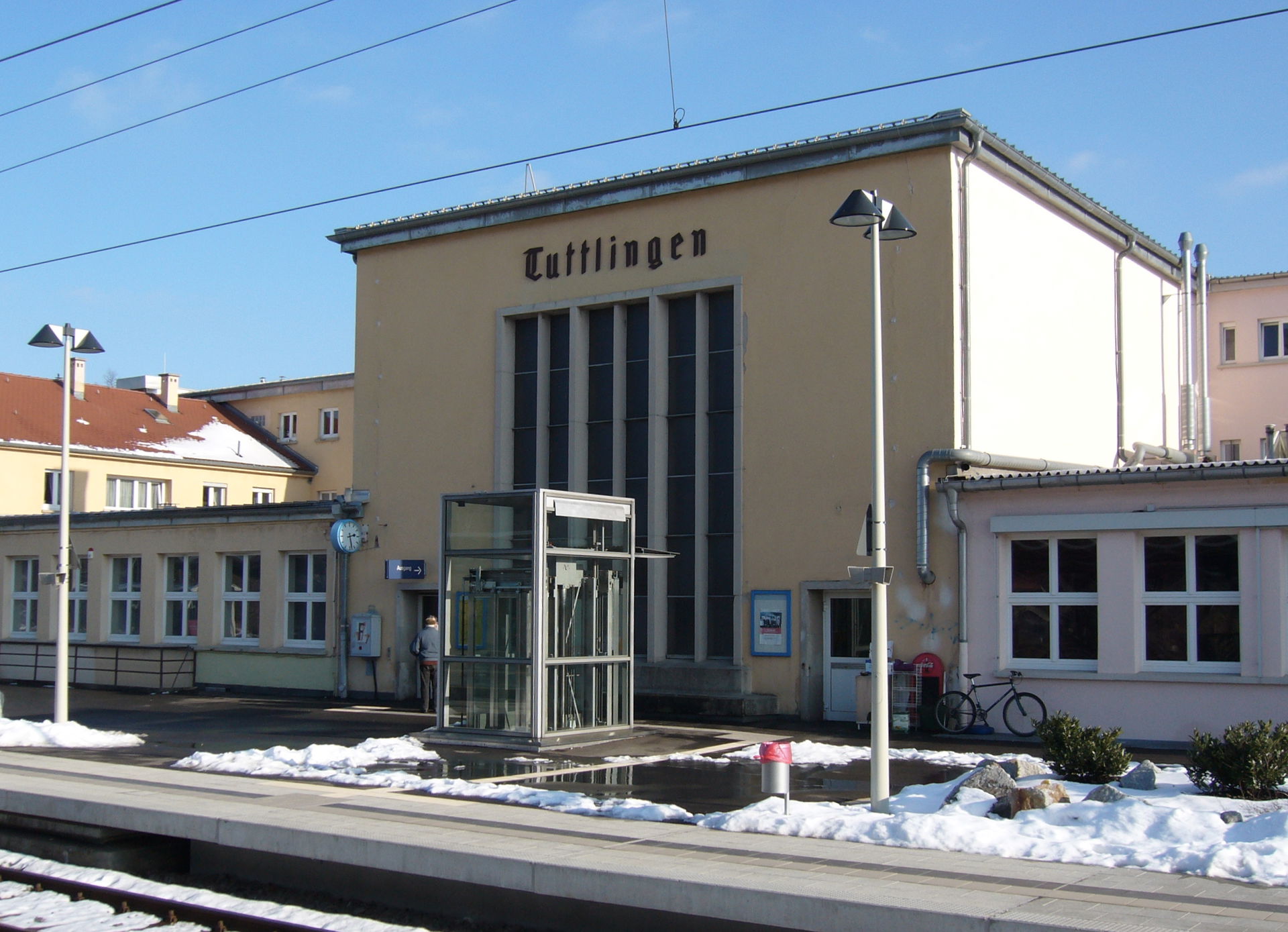 Bahnhof von Tuttlingen, gesehen von den Gleisen, Neubau von 193…