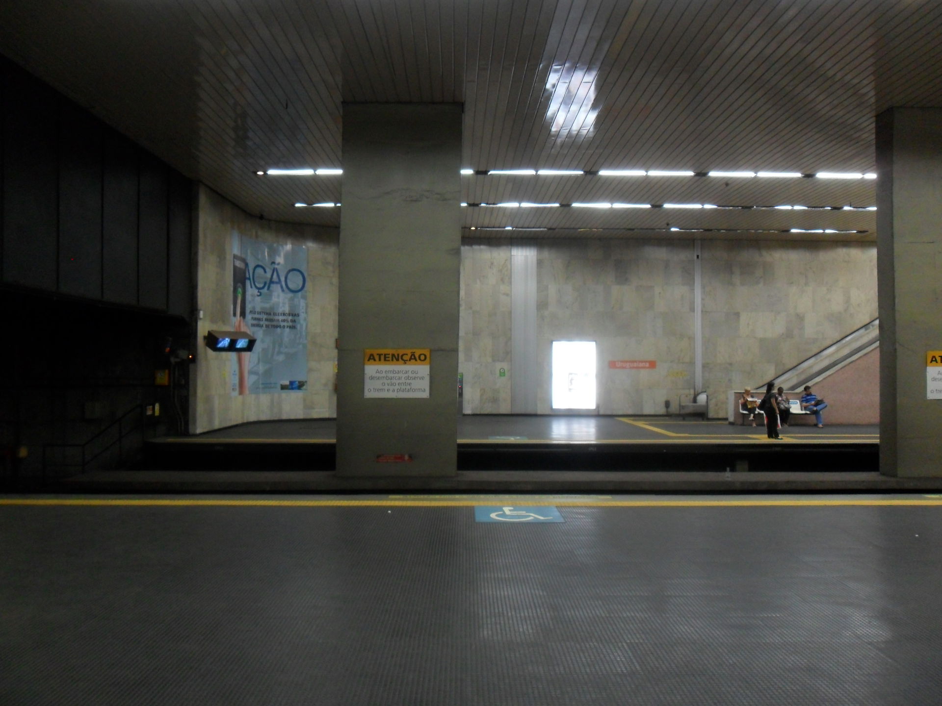 Vista das plataformas da estação Uruguaiana do MetrôRio.