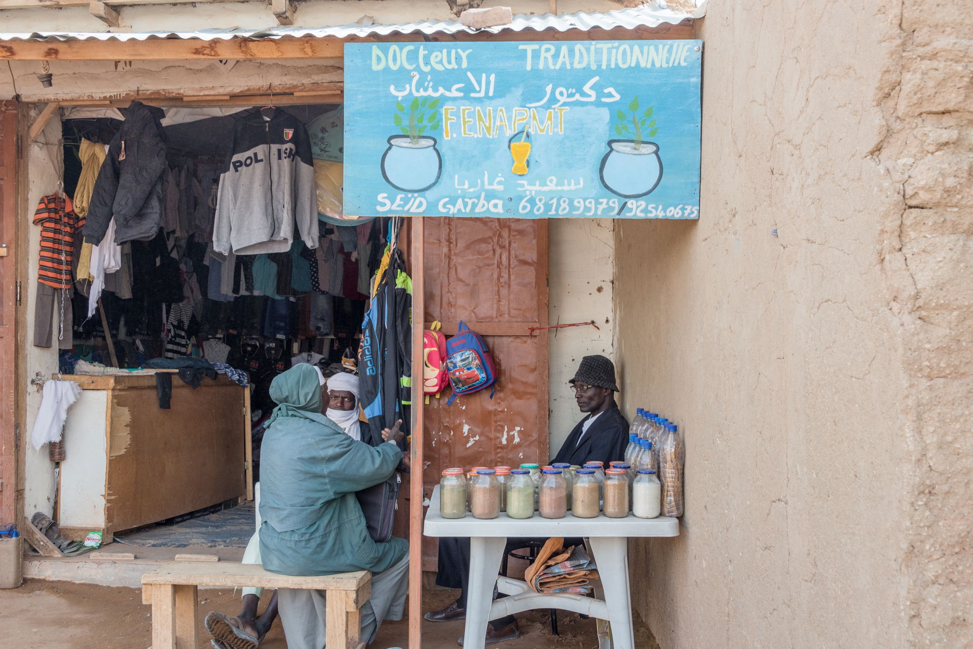 Docteur traditionelle in Faya Largeau, Tschad