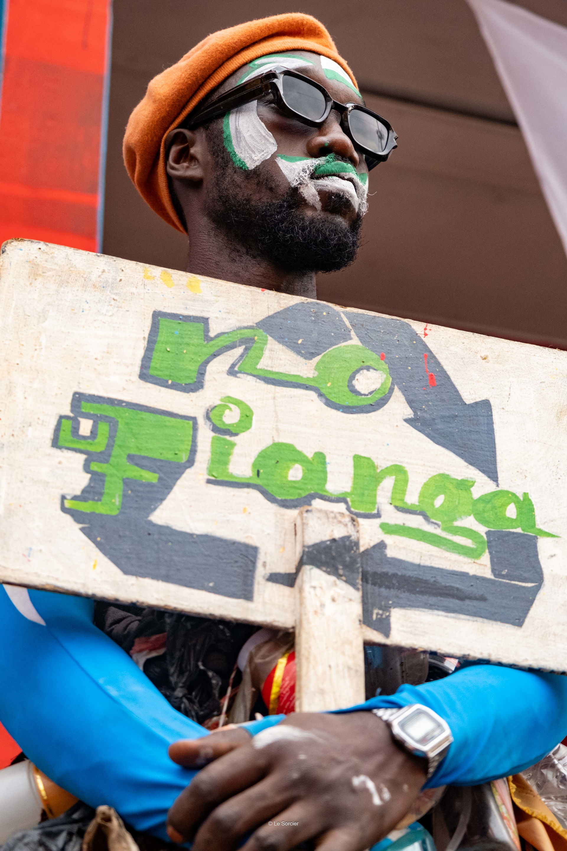 Parade sur le recyclage des objets plastique en pleine ville a…