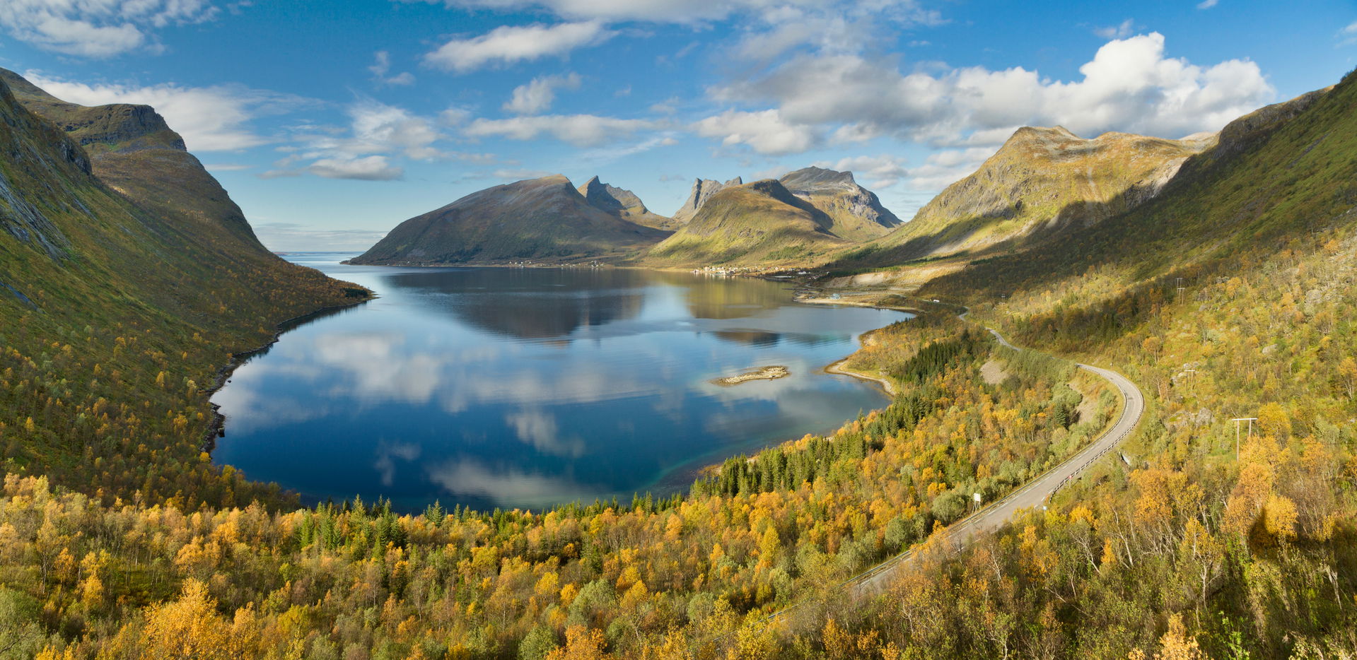 A wide view to Bergsbotn and Bergsfjorden from a viewpoint at t…