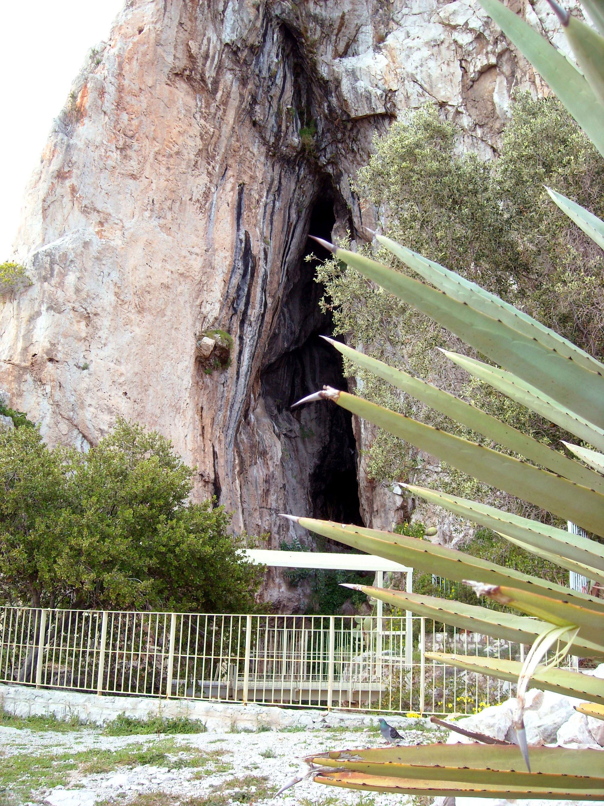 La grotta Barma Grande dei balzi Rossi a Ventimiglia, Italia.