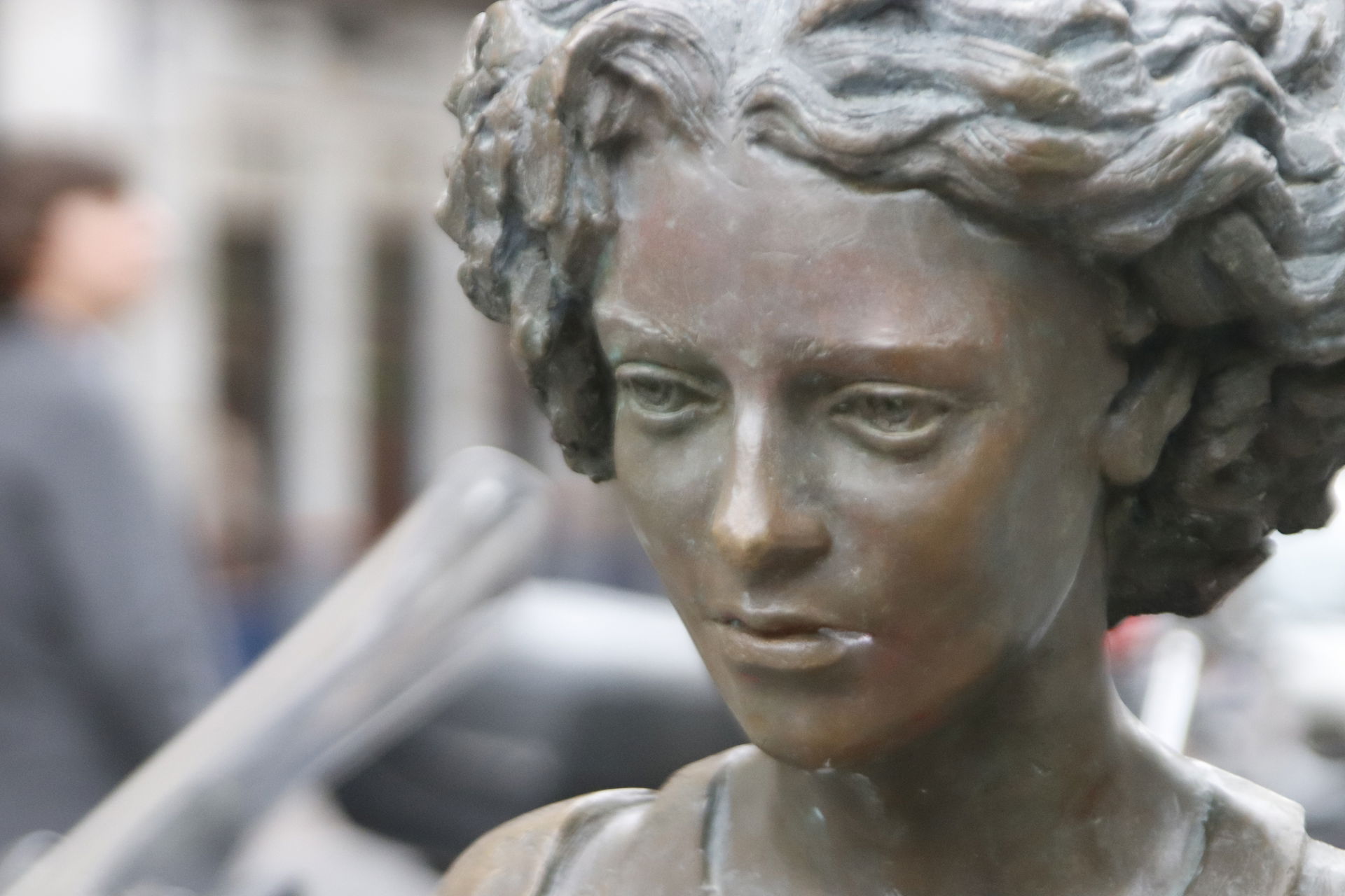 Primer plano de la cara de la estatua "Joven caminando", de Raf…