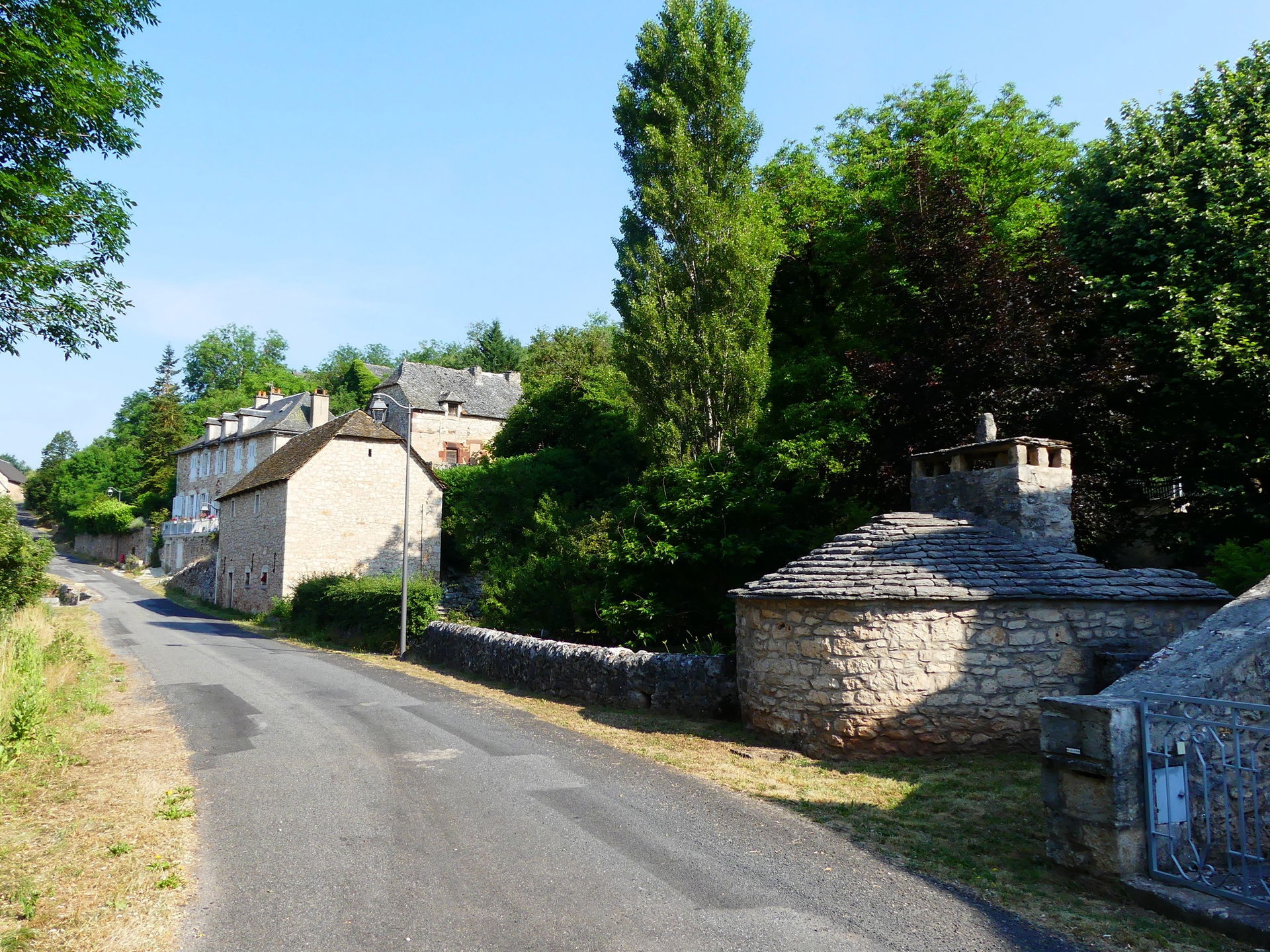 La rue principale du village de Cayssac, La Loubière, Aveyron, …