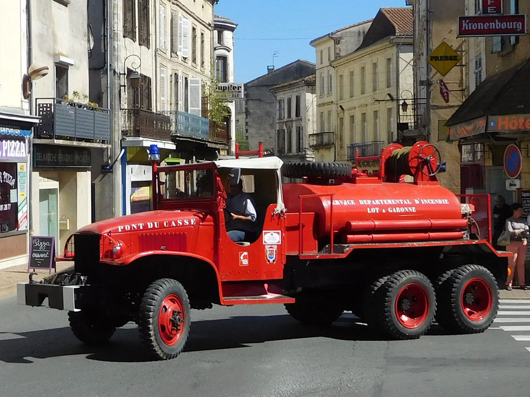 Défilant dans les rues de Mussidan, sapeurs-pompiers d'un camio…
