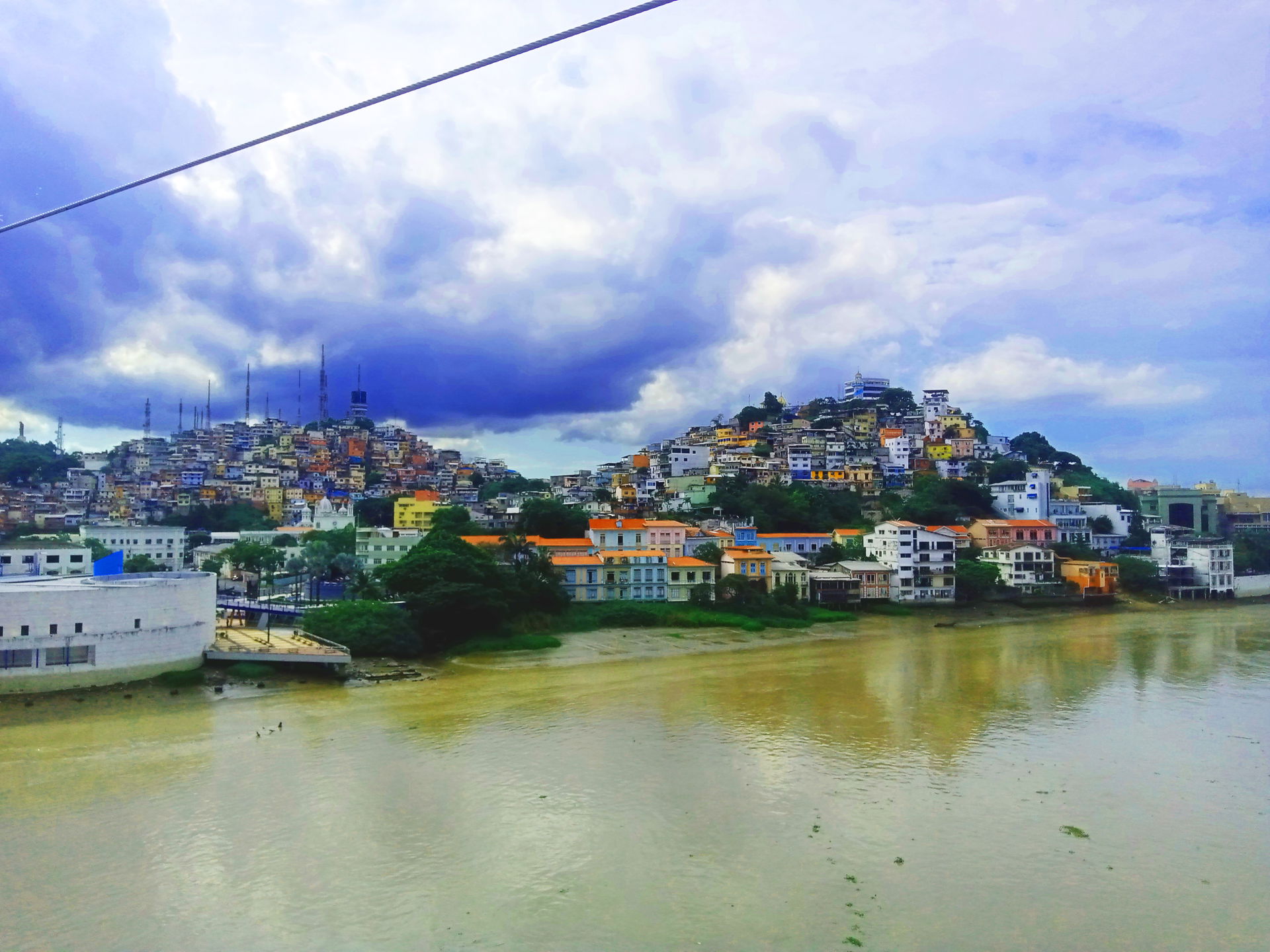 Foto de los cerros de Santa Ana y del Carmen en la ciudad de Gu…