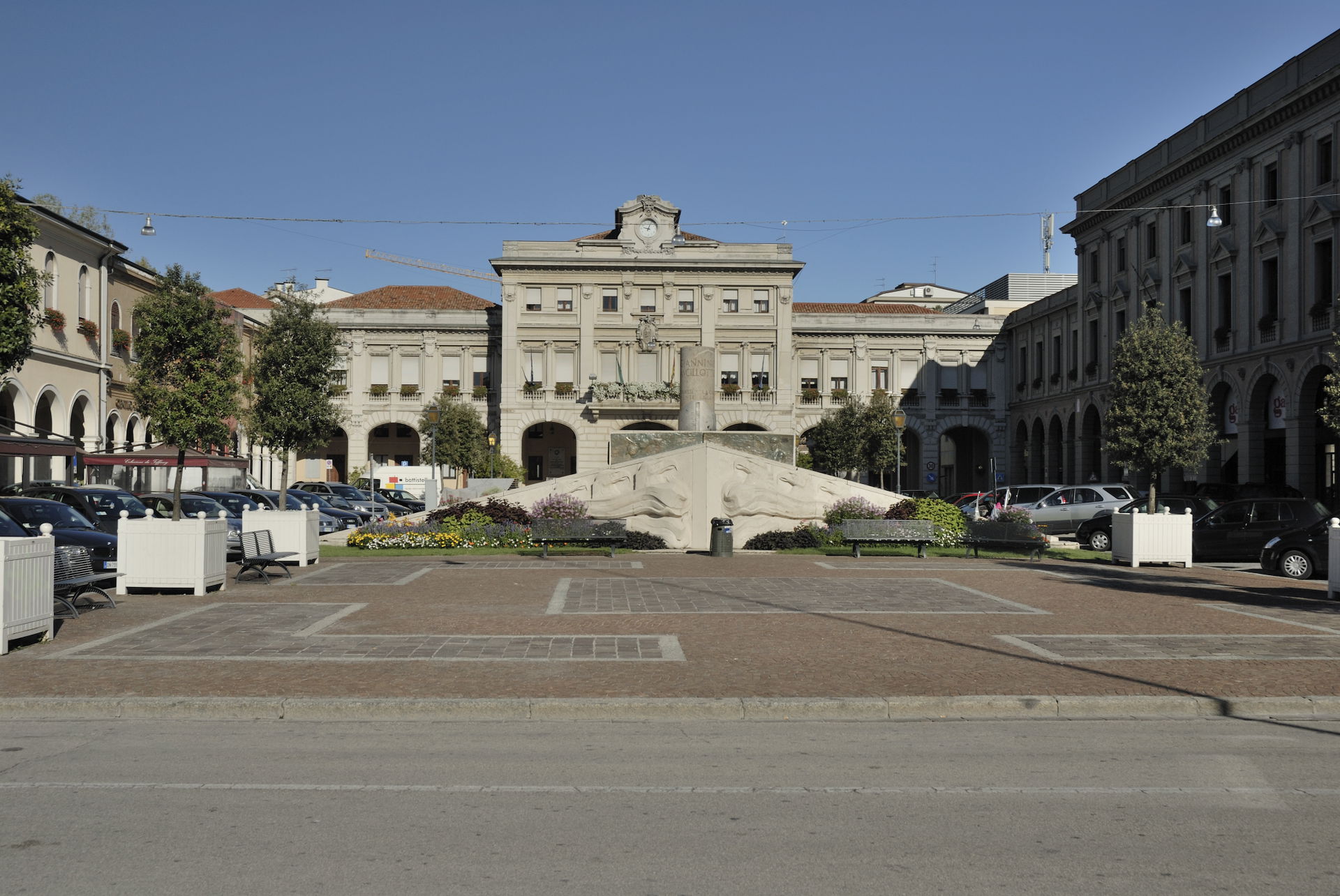 Piazza a San Donà di Piave con Municipio e monumento a Giovanni…
