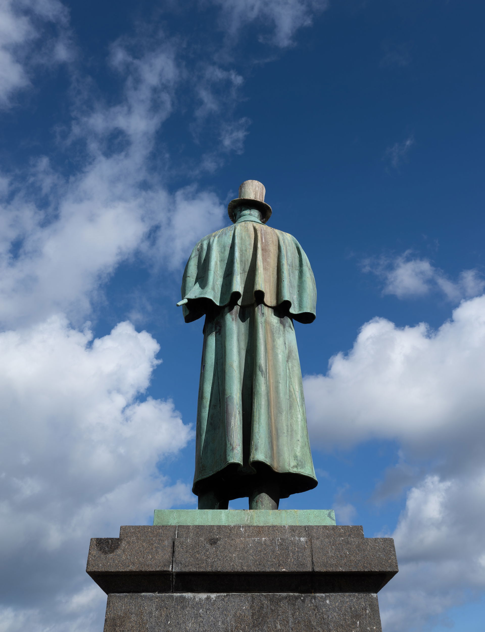 Statue of Alexander Kielland by Magnus Vigrestad seen from the …