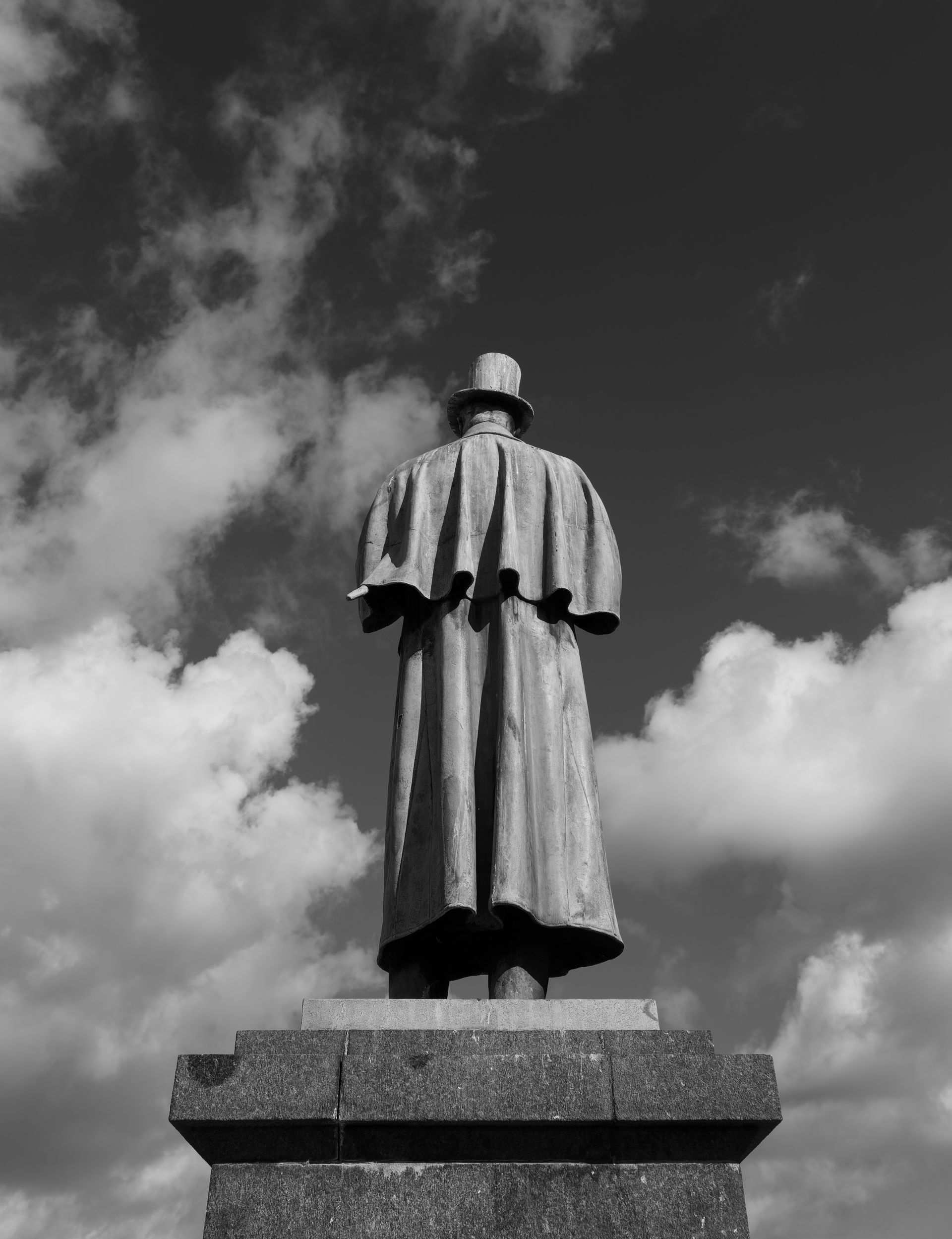 Statue of Alexander Kielland by Magnus Vigrestad seen from the …