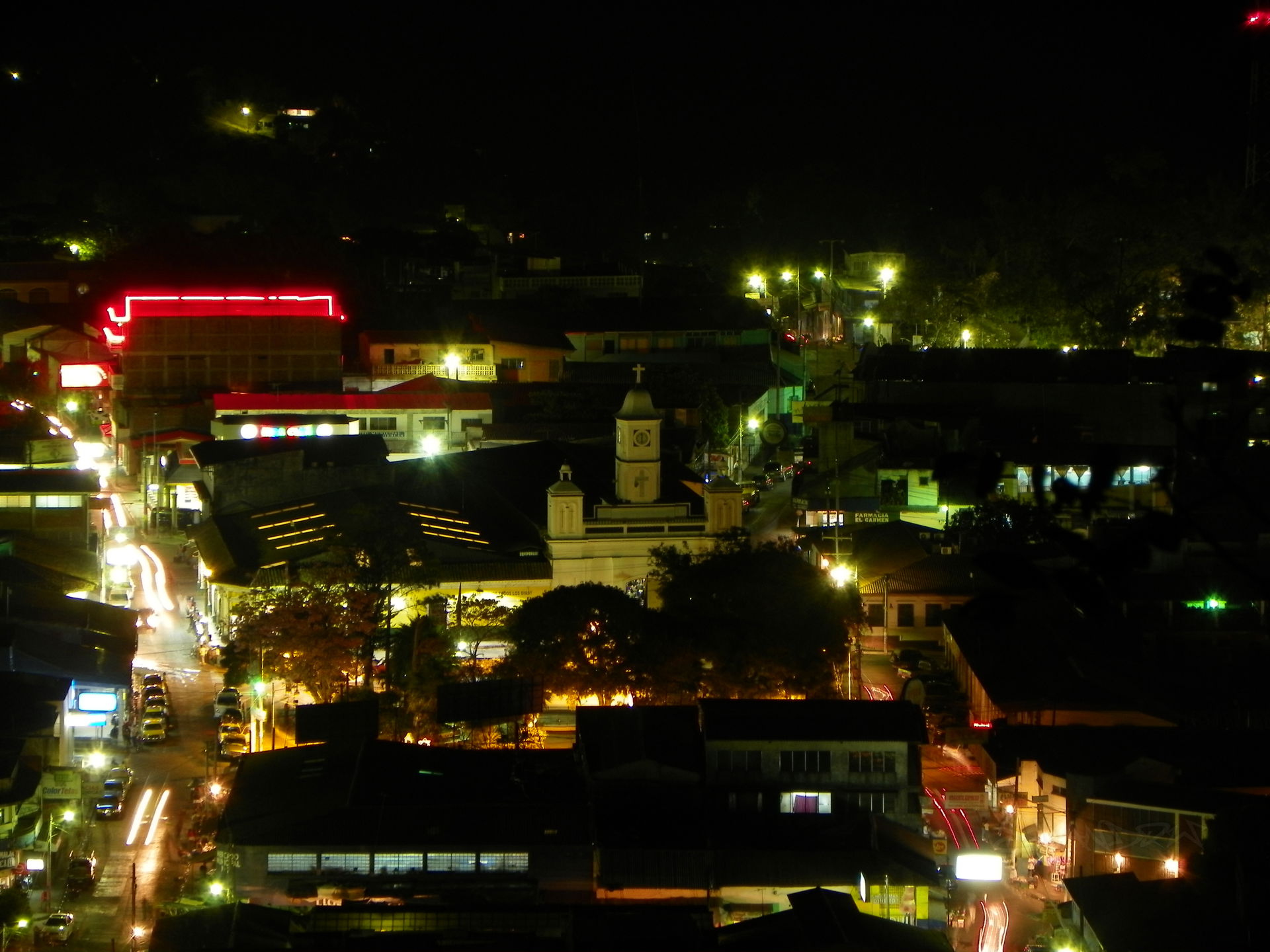Cojutepeque de noche visto desde el cerro de las Pavas