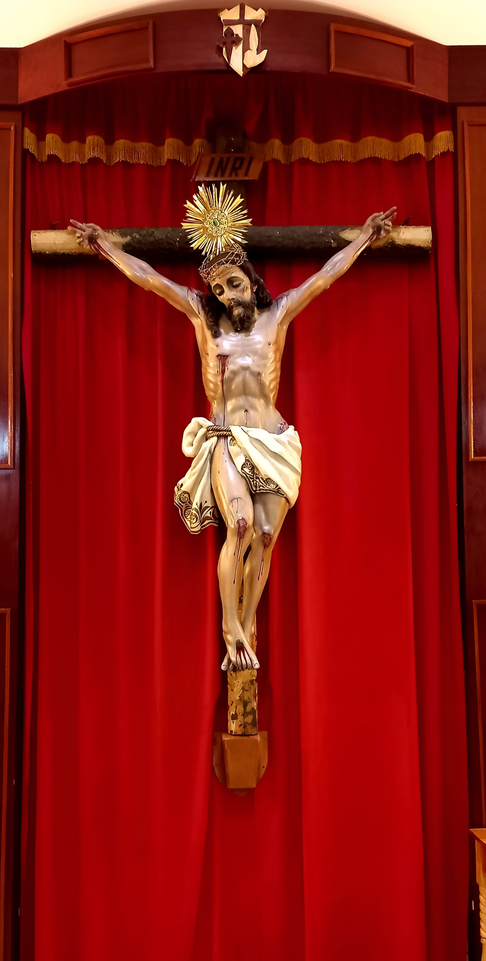 Este crucifijo quedo en pie junto a la pared en donde colgaba l…