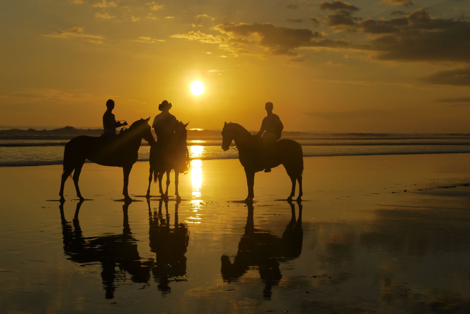 Atardecer en playa Esterillos, Costa Rica.
