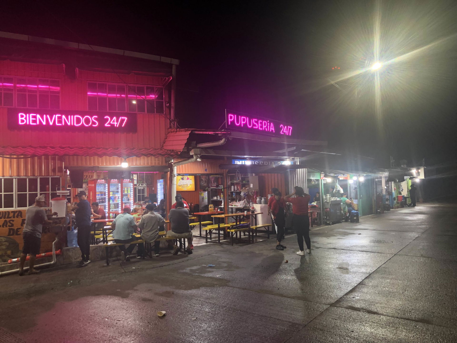 Pupuserías in Olocuilta at night