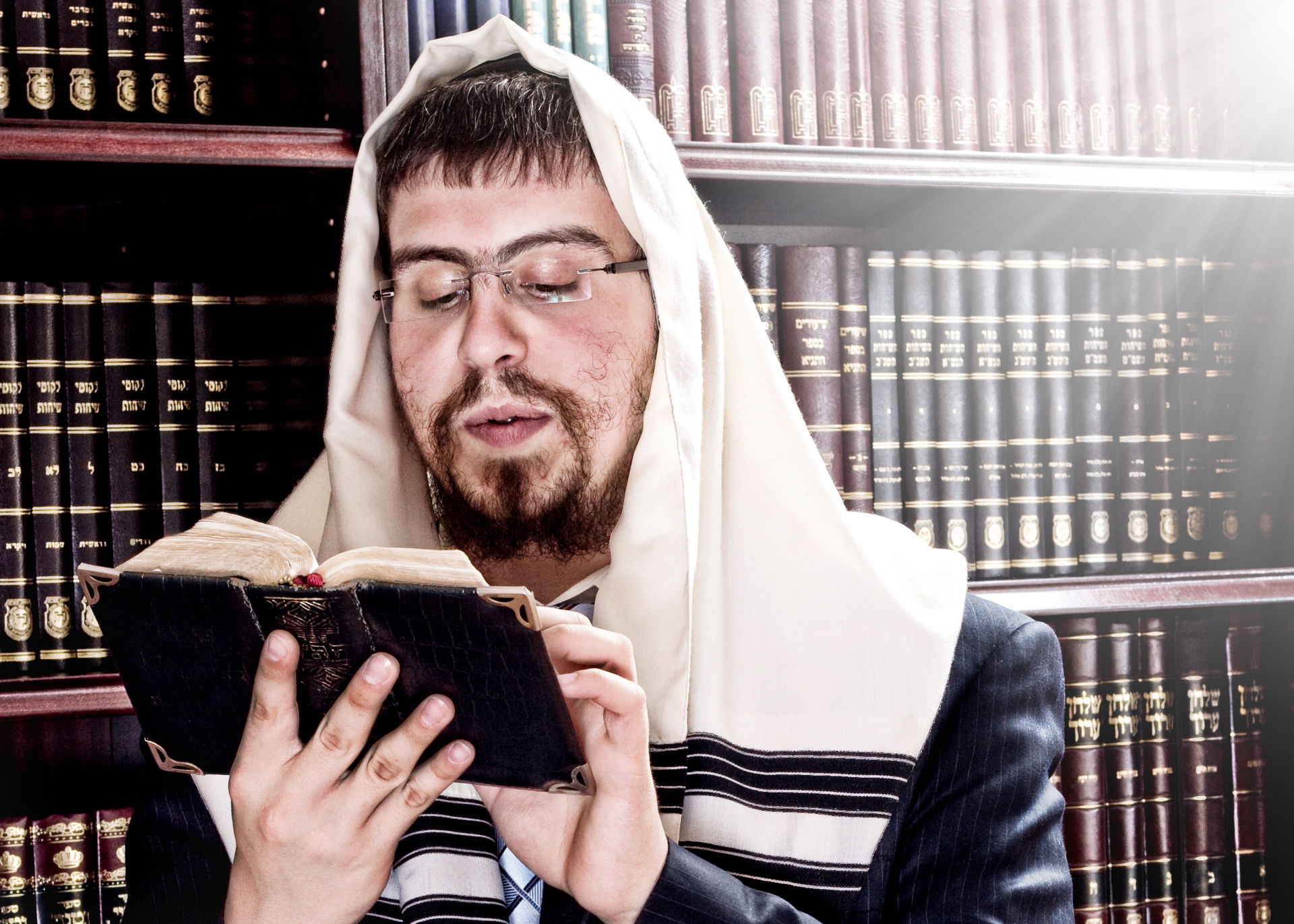 Shimmy Susskind, a Chabad-Lubavitch Rabbi doing the evening pra…