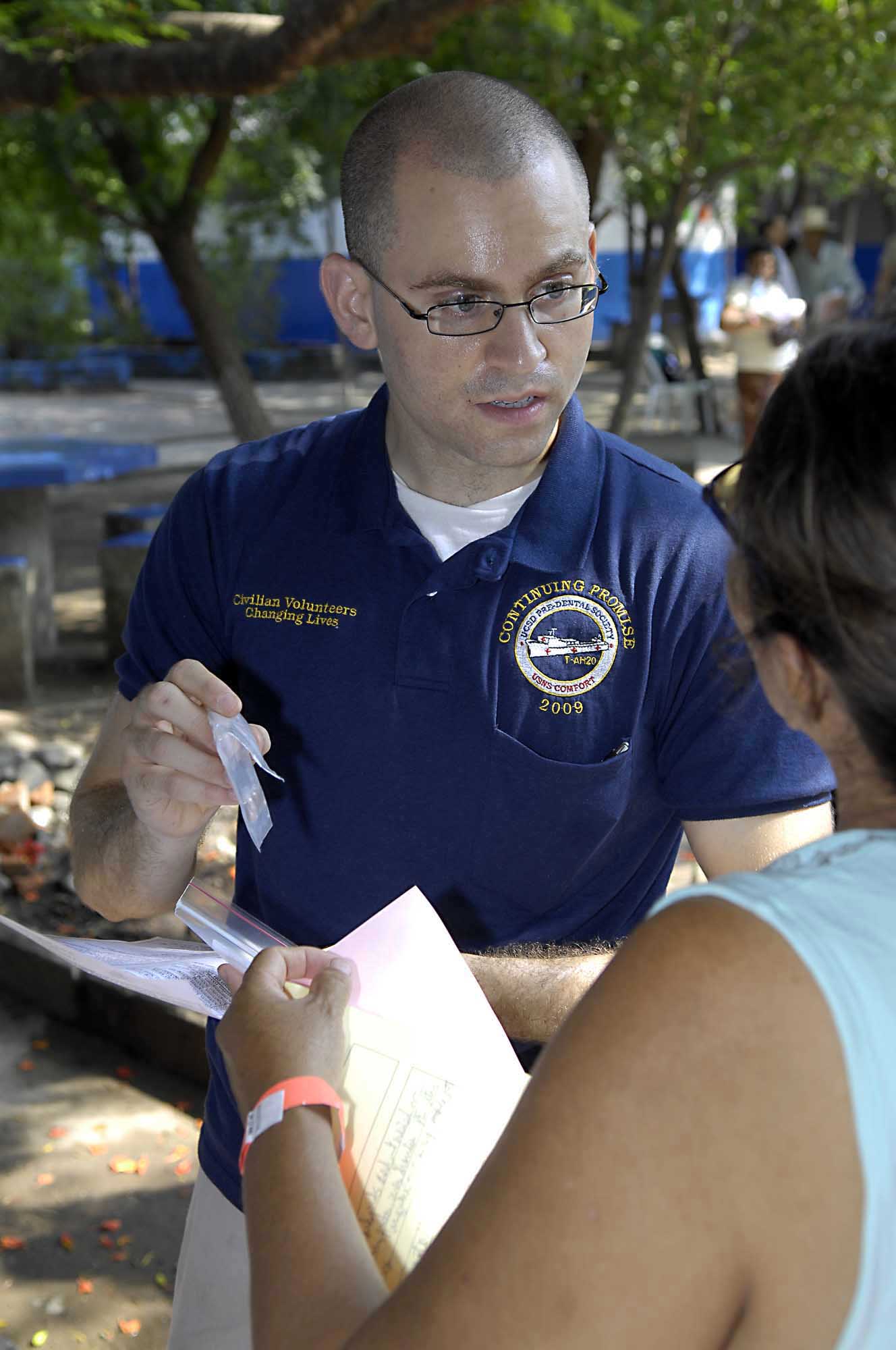 LA UNIÓN, El Salvador (June 27, 2009) Nicholas Berry, a pharmac…