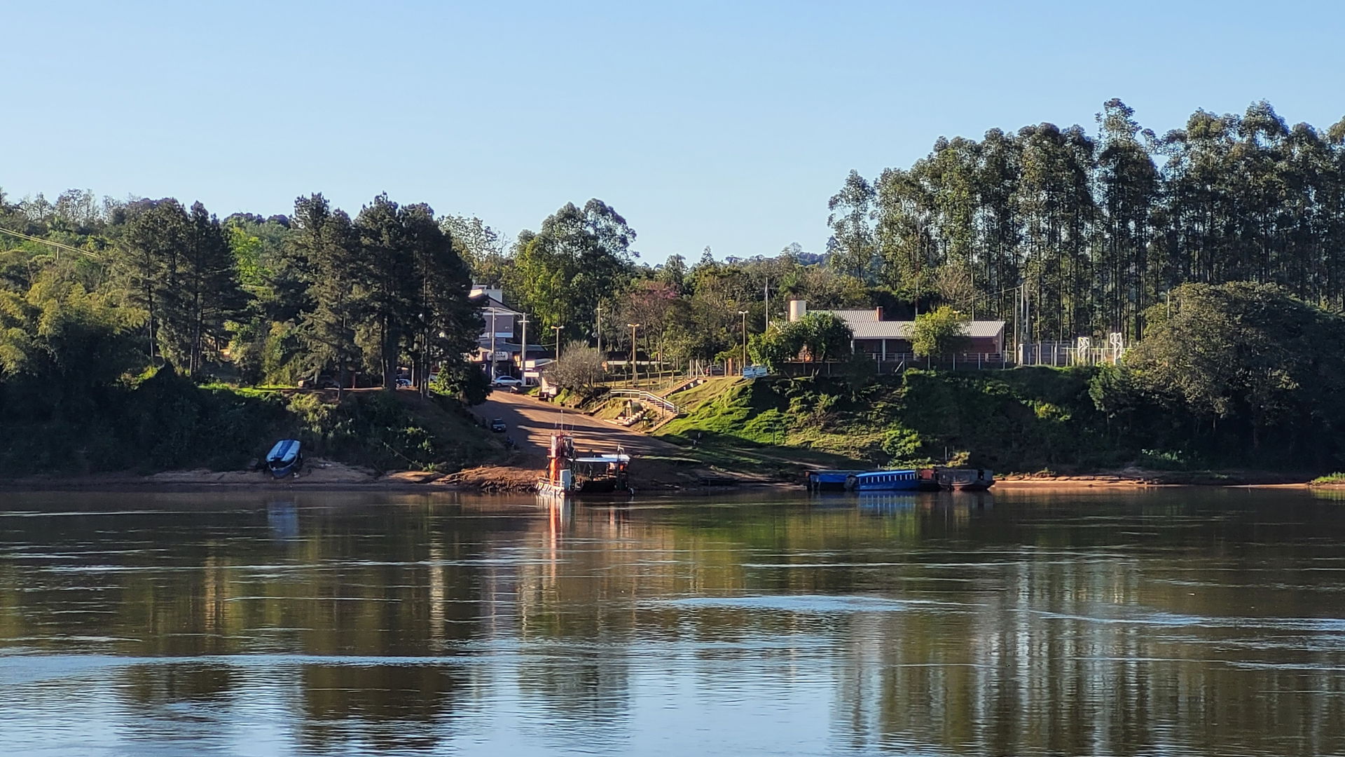 Zona de embarque de balsas en Puerto Triunfo (Paraguay), sobre …