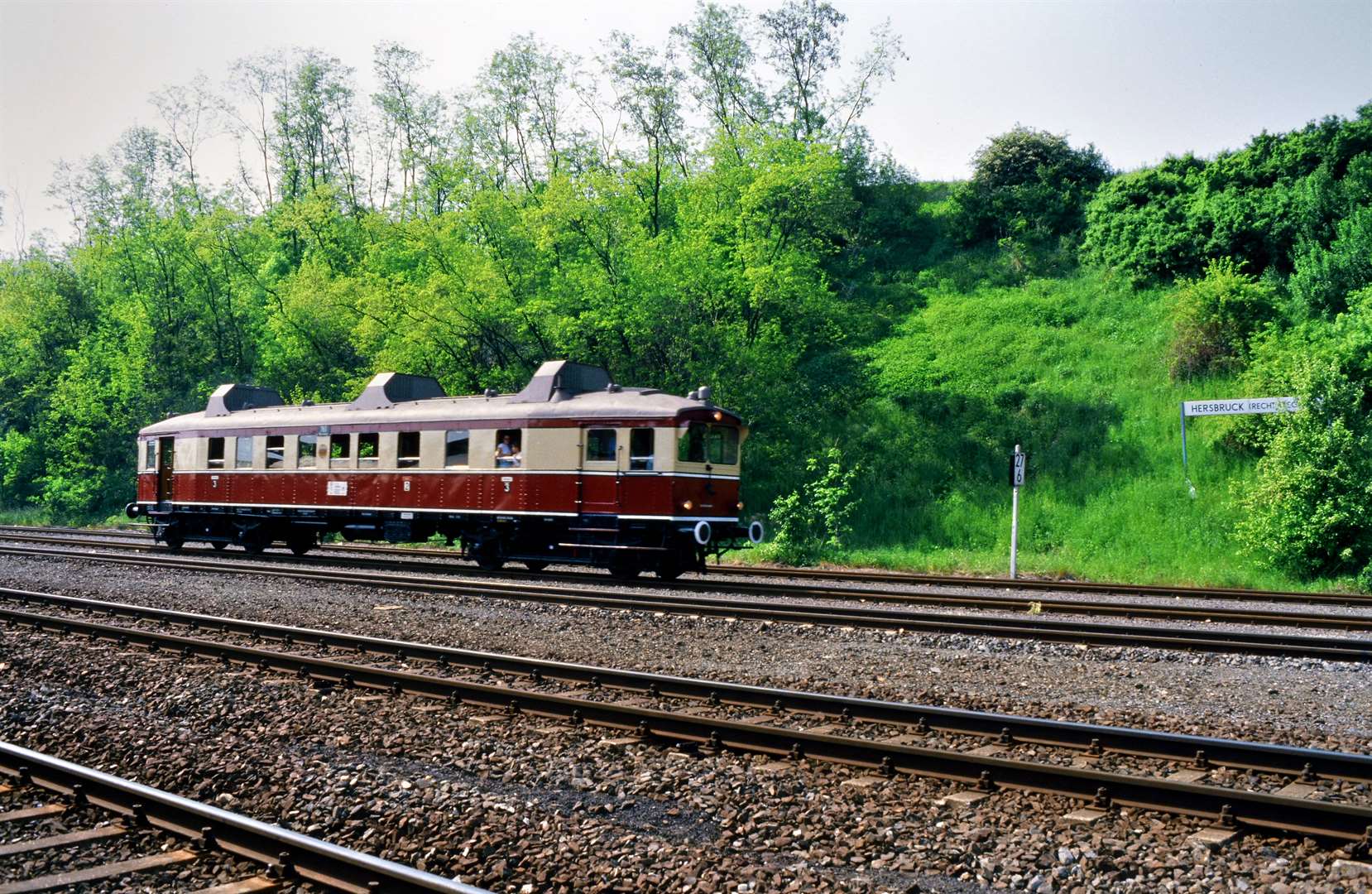 VT 175 der Buxtehude-Harsefelder Eisenbahn fährt in den Bahnhof…