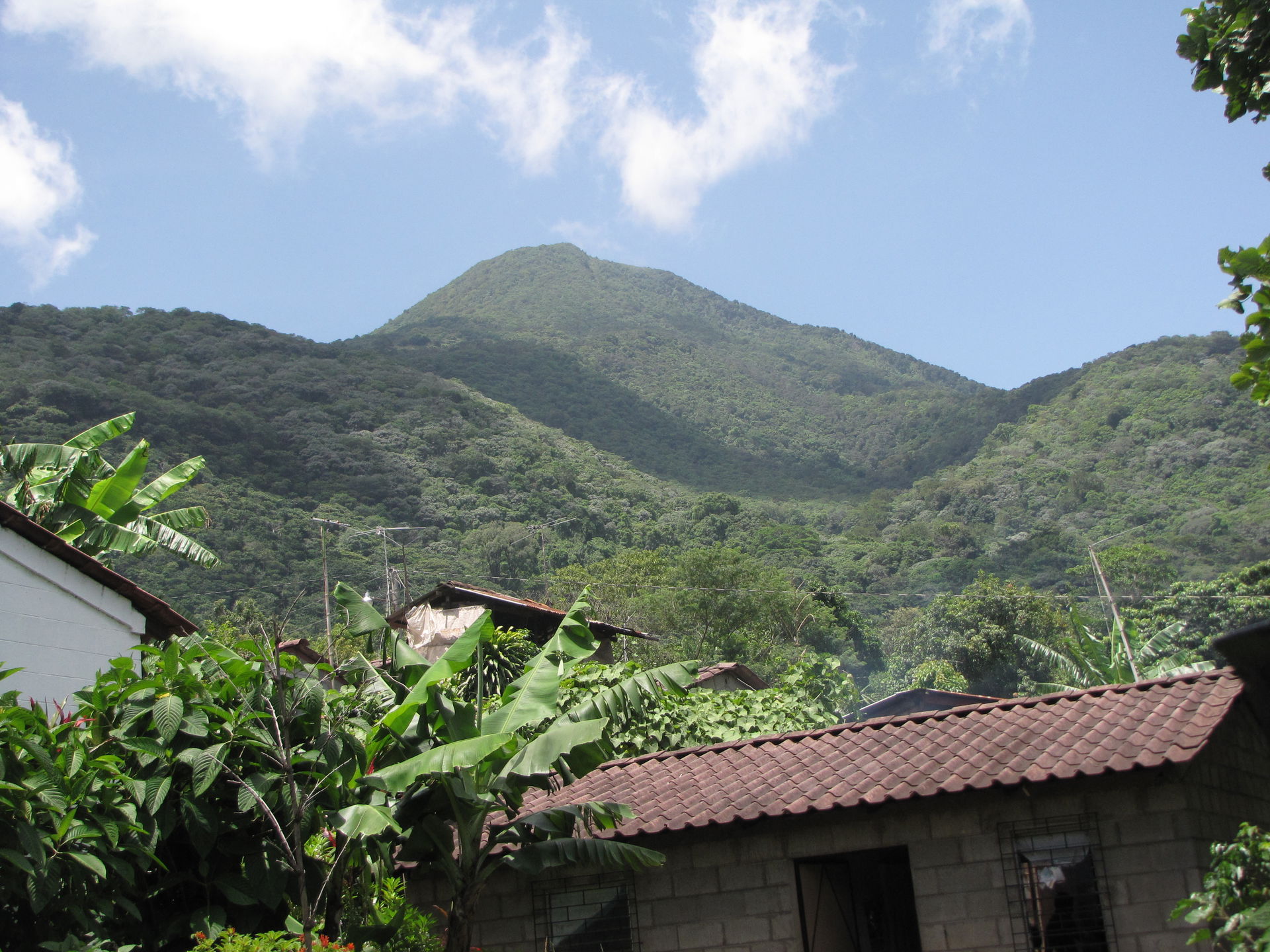 Cantón Santiago de Chile, al fondo el volcán Chinchontepec en S…