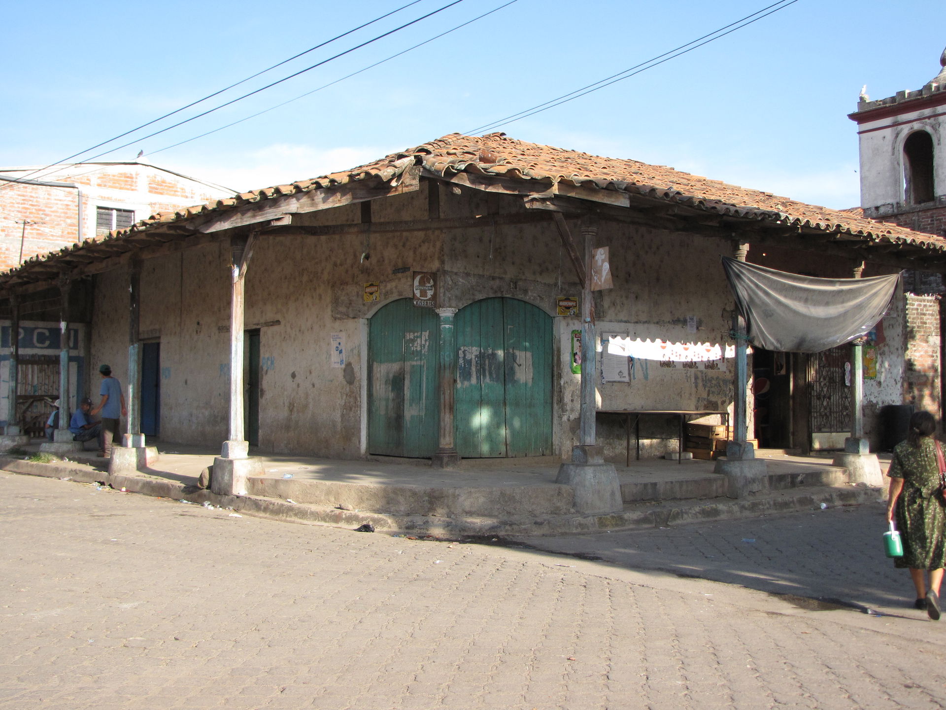 Sesori, locales comerciales de la plaza central.El Salvador.