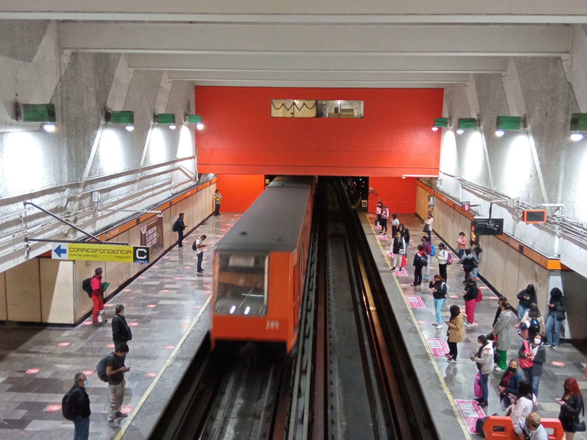 Un tren NM-79 ingresando a los andenes de la estación Tacuba de…