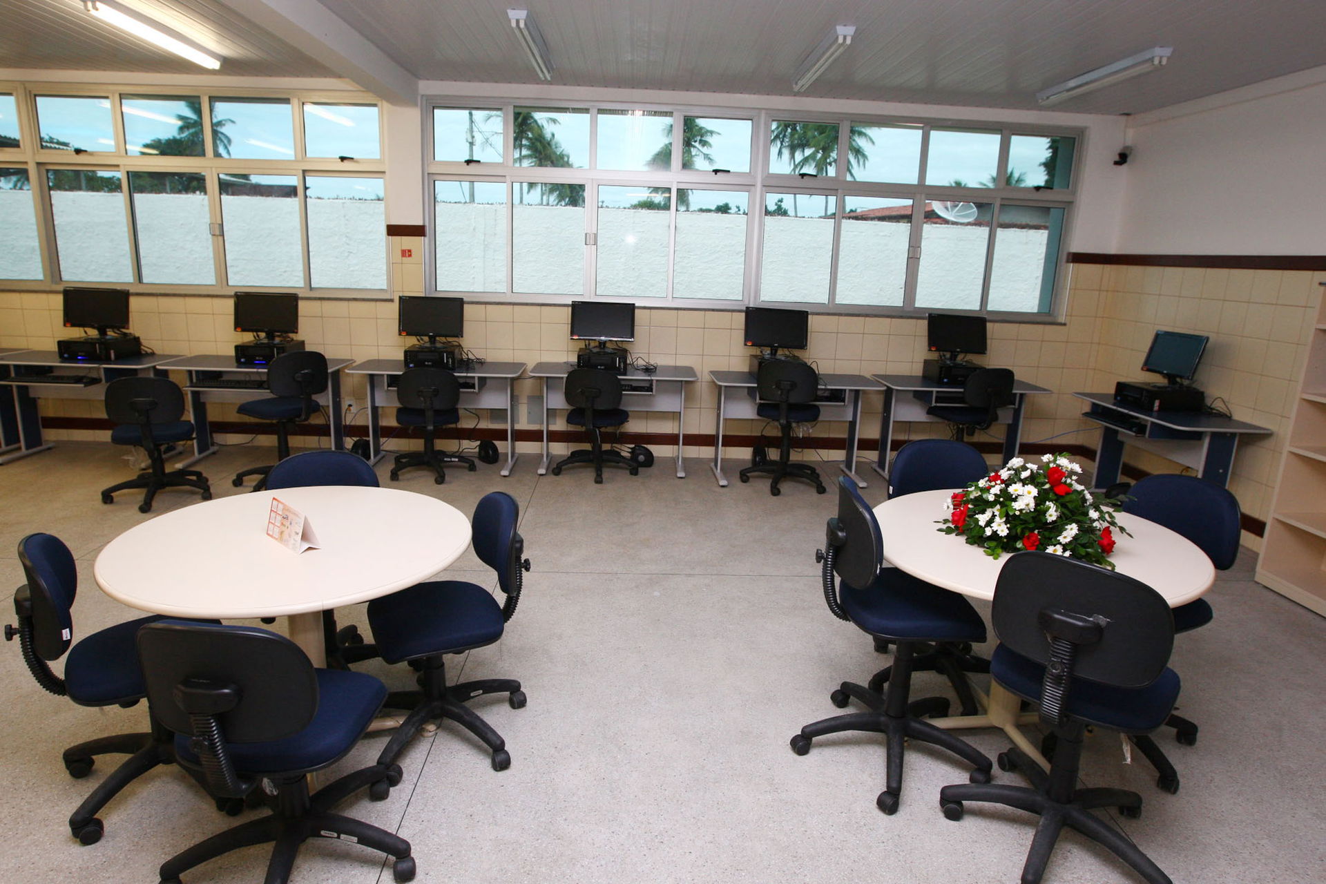 Governador Jaques Wagner inaugura o centro Tecnologico de educa…