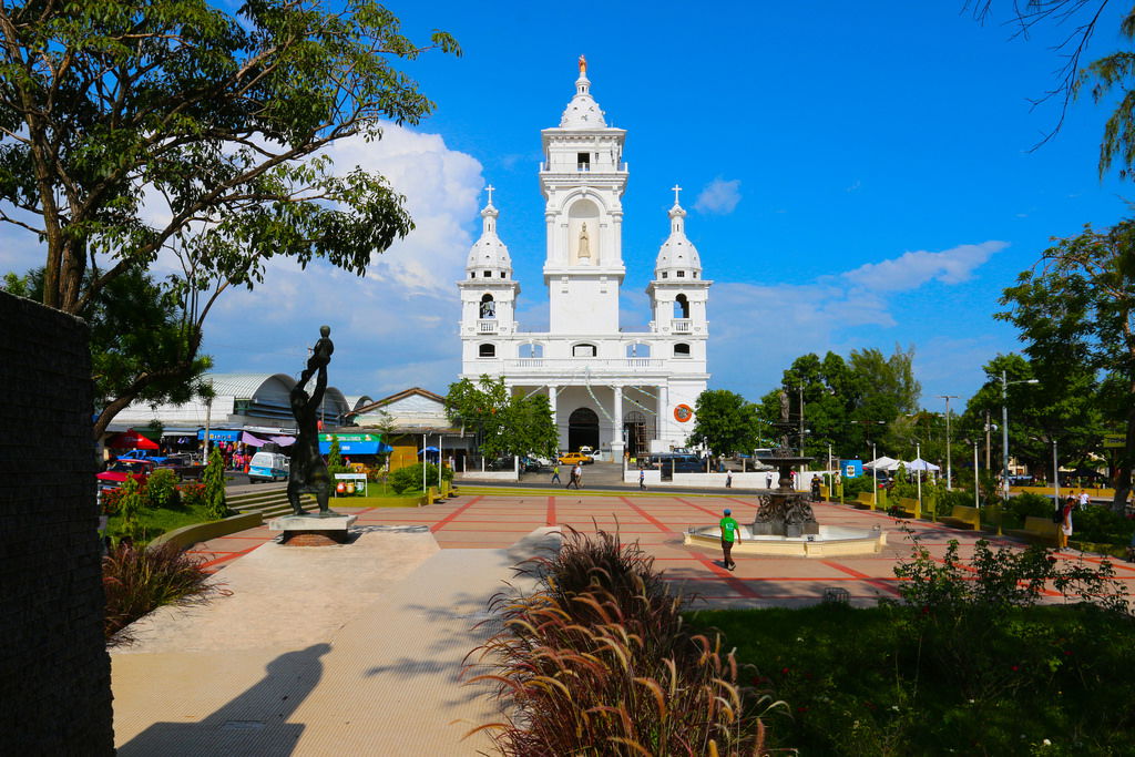 Plaza Jose Simeon Cañas con la historica Fuente de Neptuno, al …