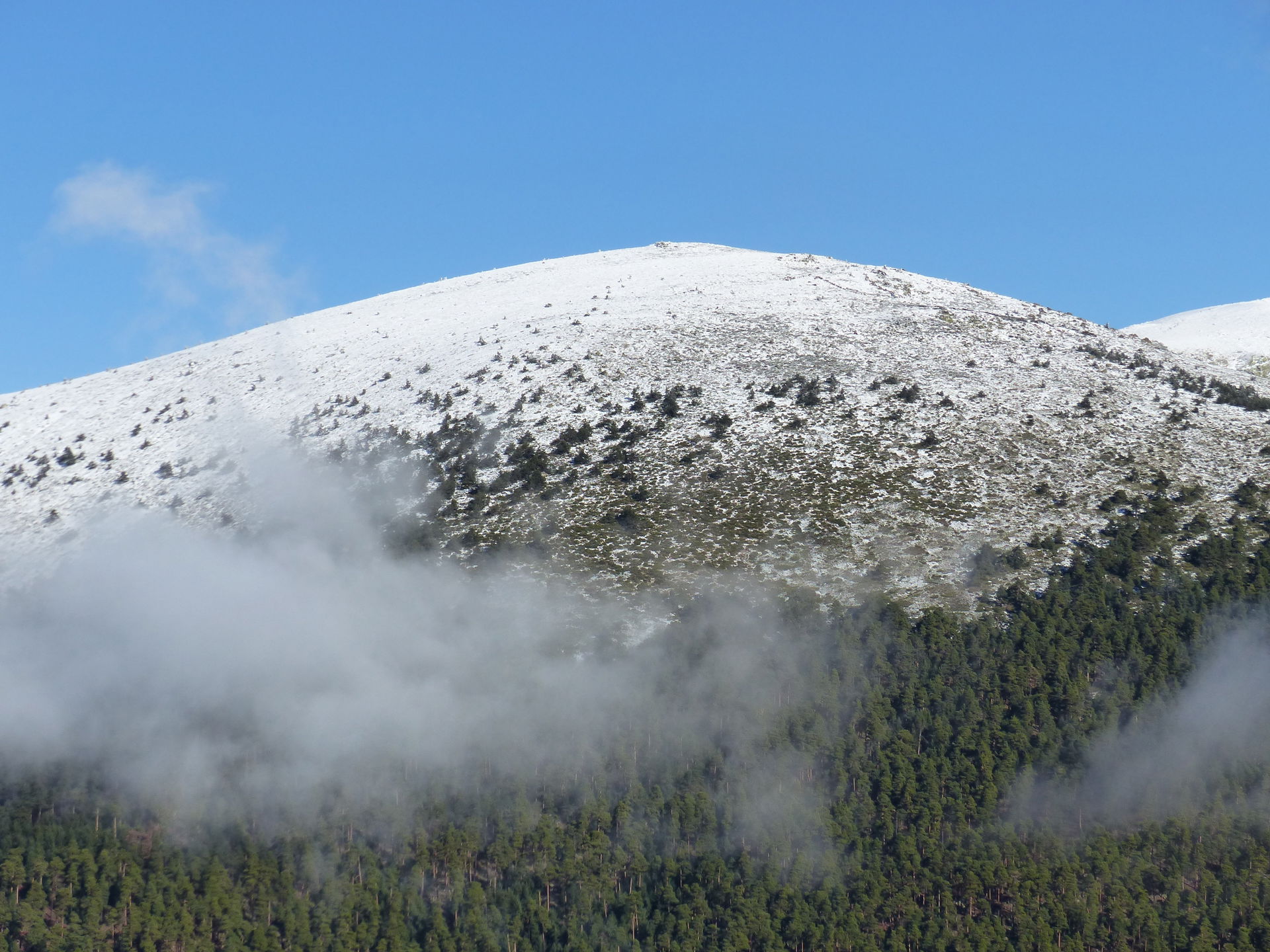 Vista de la Loma de dos Hermanas y Peñalara, Madrid, España, añ…