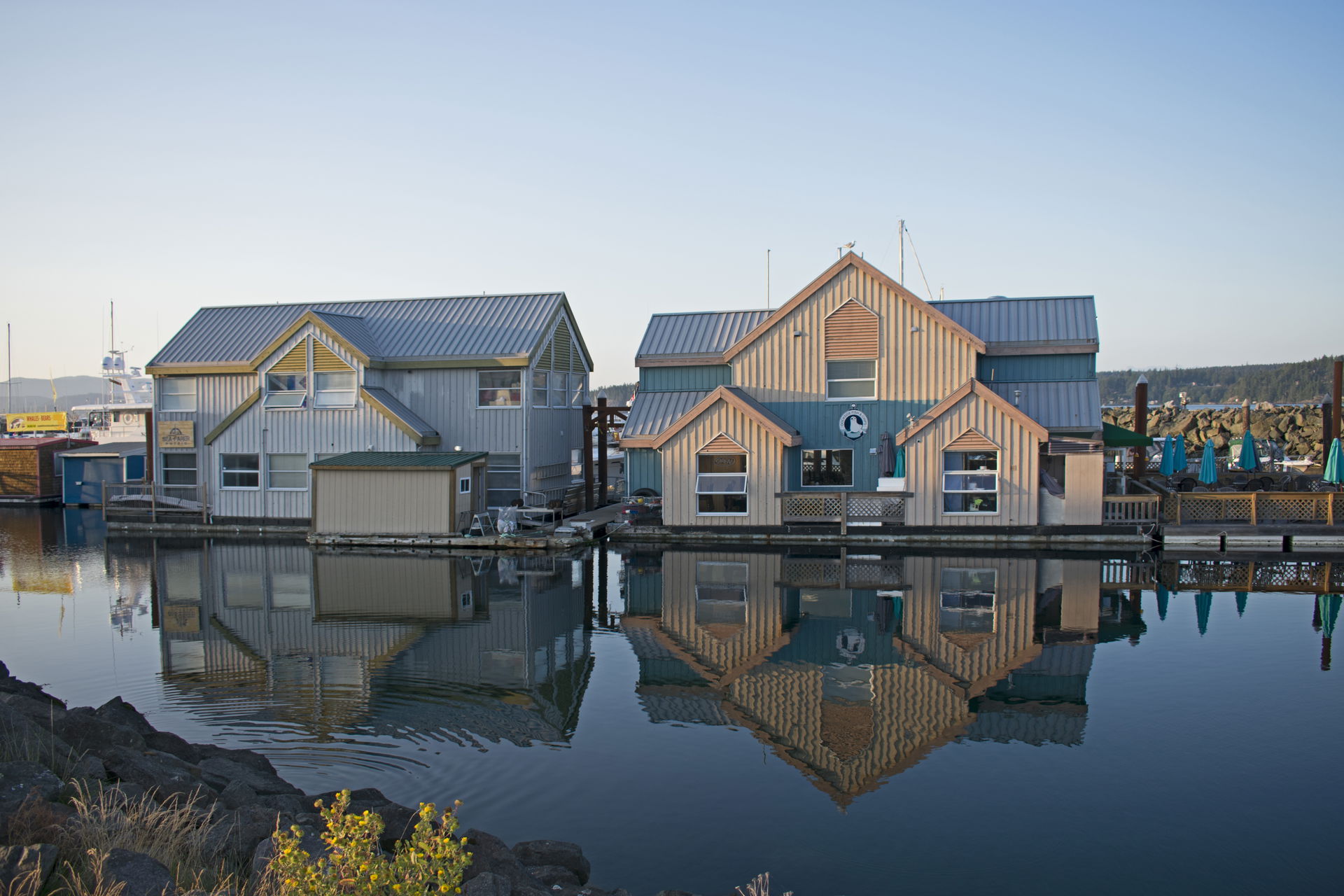Campbell River, houses next to the ferry terminal: Island Highw…