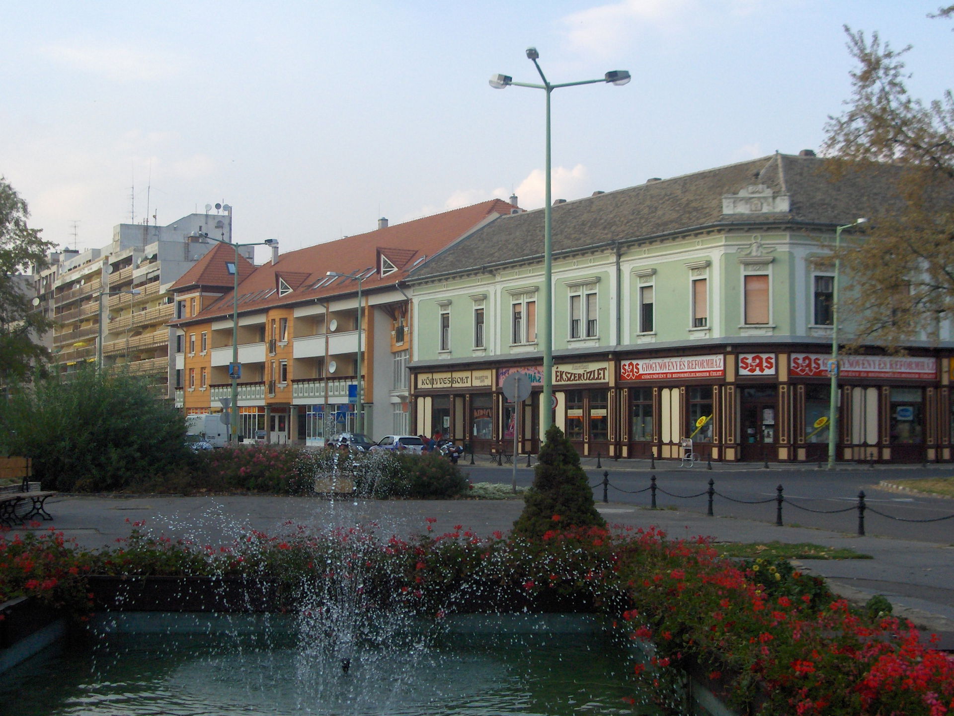 Orosháza, Kossuth Lajos u. 2 és a sarkon a Győri Vilmos tér 1 s…