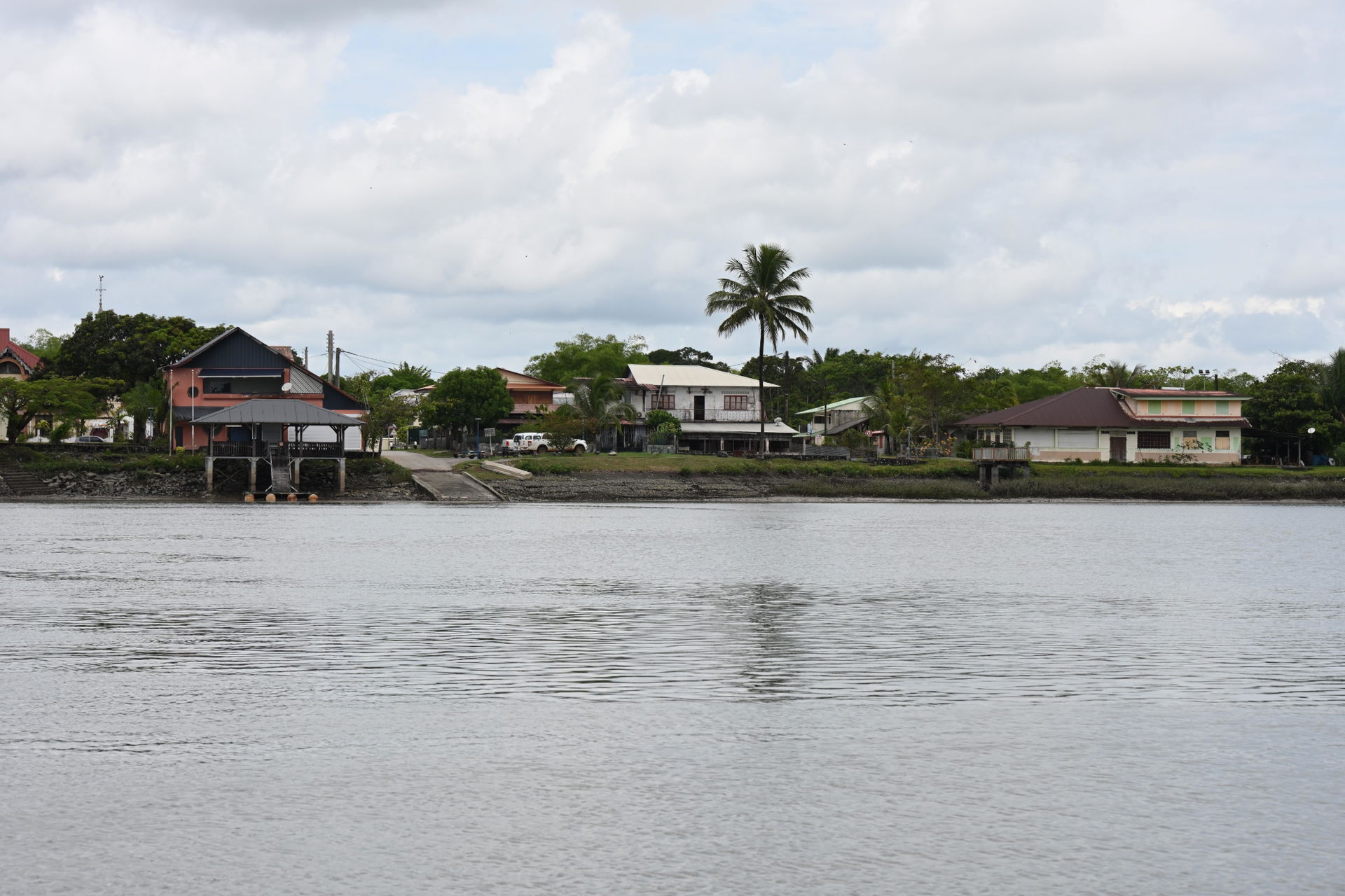 Village de Montsinéry-Tonnegrande sur la rivière de Montsinéry …