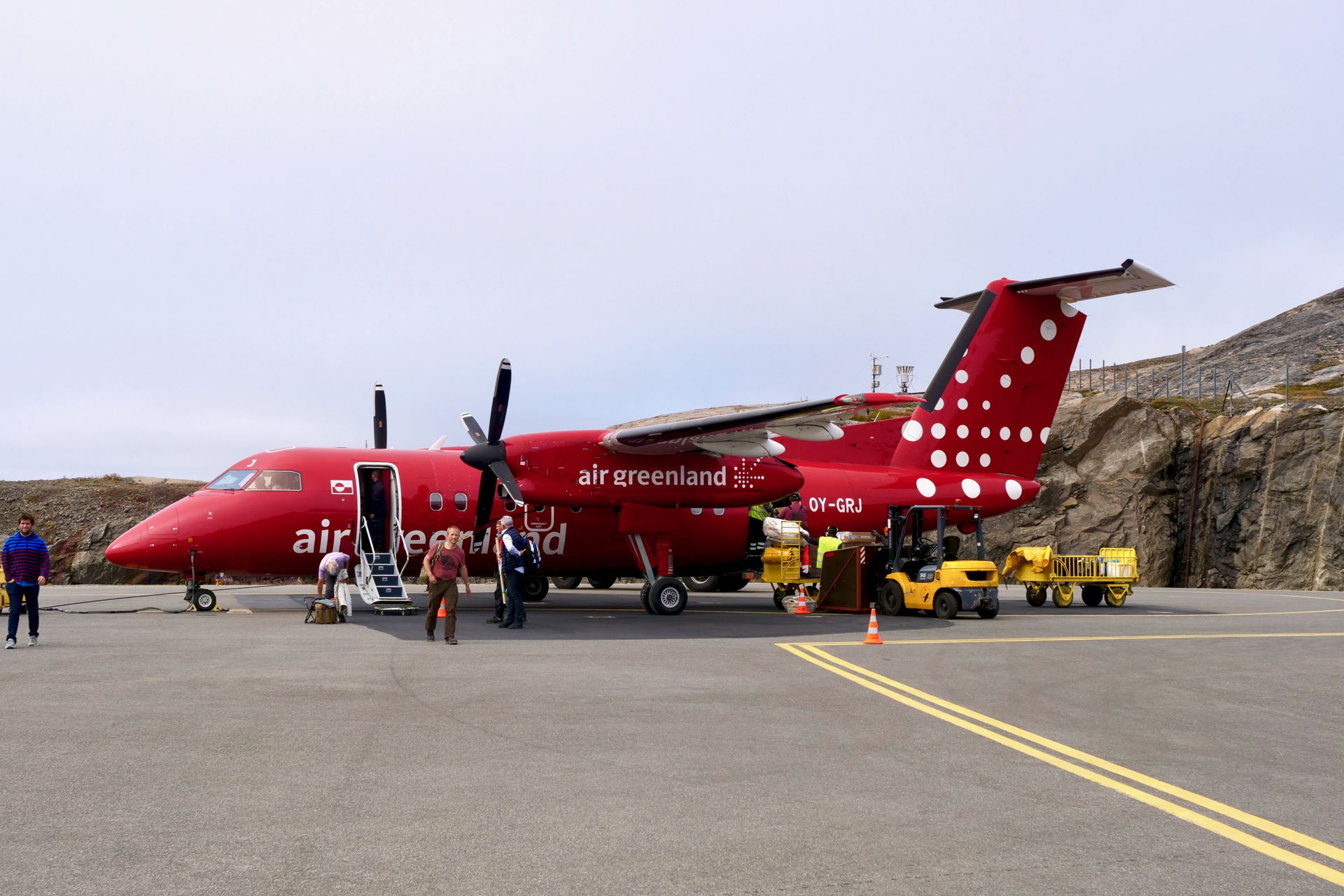 Air Greenland Dash 8-200 at Maniitsoq Airport in 2019.