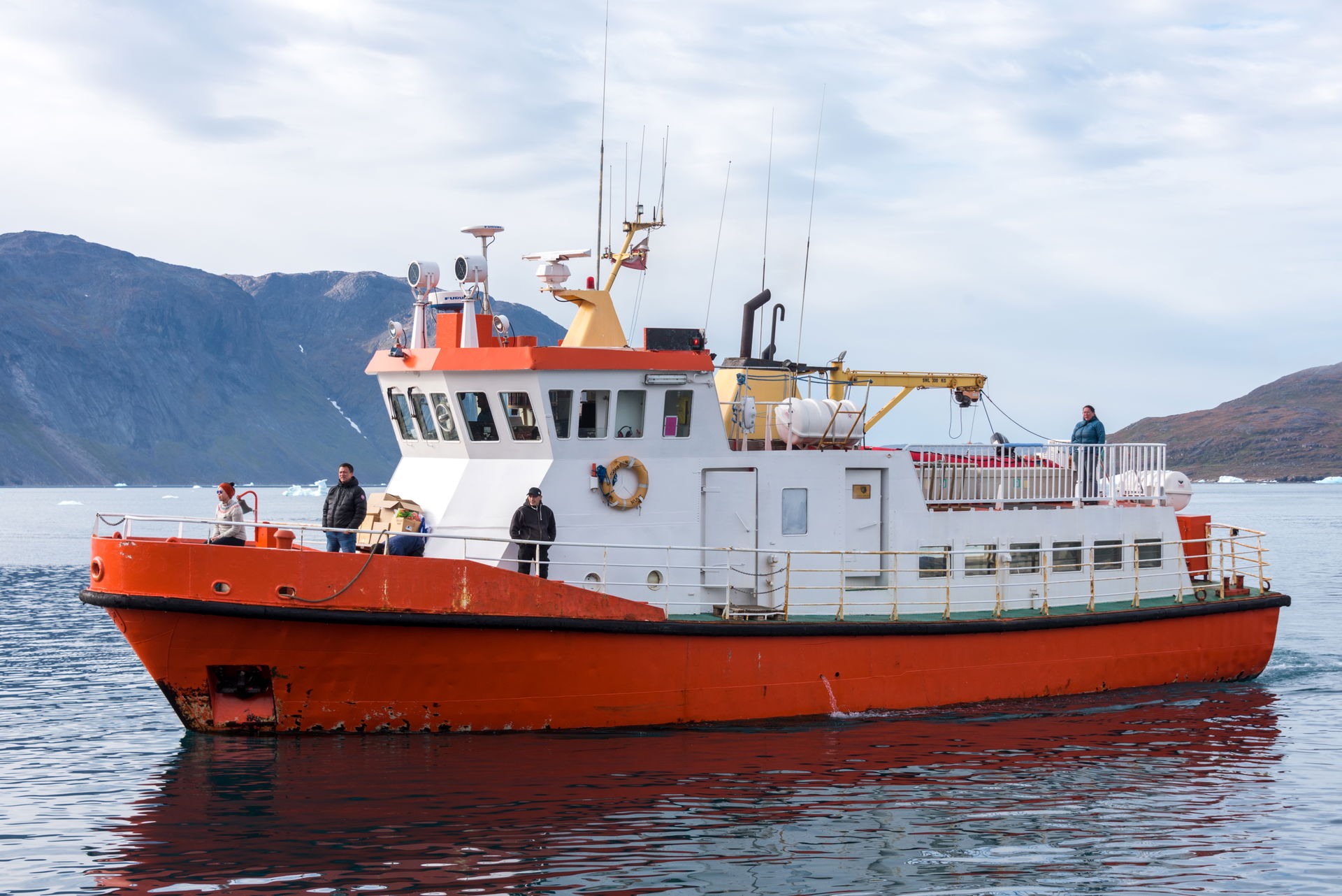 Diskoline passenger ship, AVIAQ ITTUK - MMSI 331010000, in Nars…