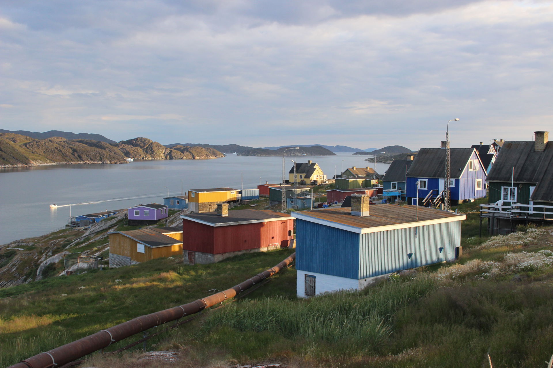 Maisons colorées face à la mer, dans la ville de Qasigiannguit
