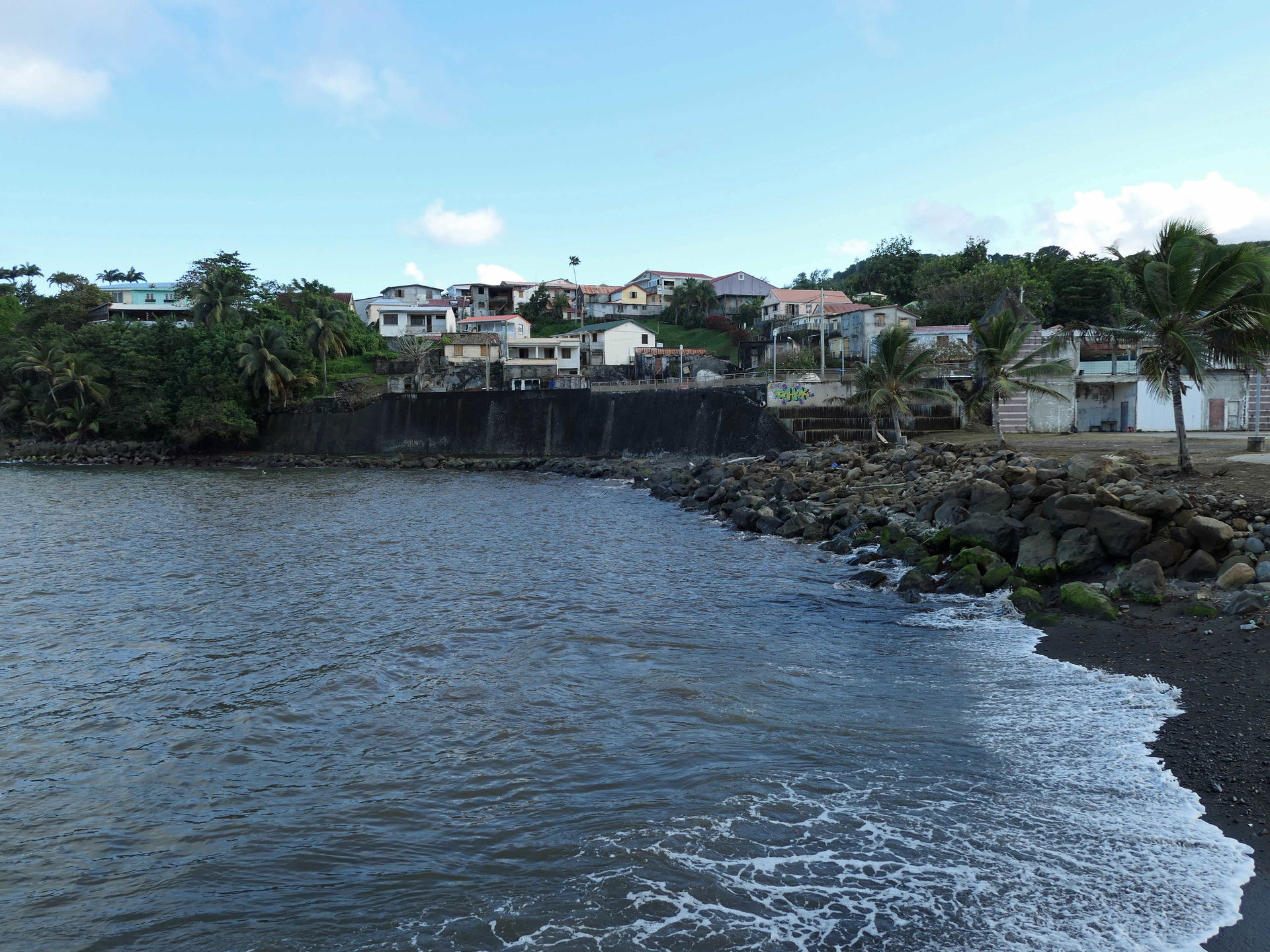Village de pêcheurs au fond d'une baie de l'Atlantique, maisons…
